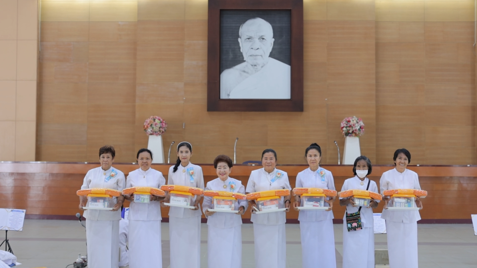 คณะเจ้าภาพร่วมพิธีถวายกองทุนสัมมนาคณะสงฆ์ภาคตะวันออก ณ ศูนย์การศึกษาเขาแก้วเสด็จ