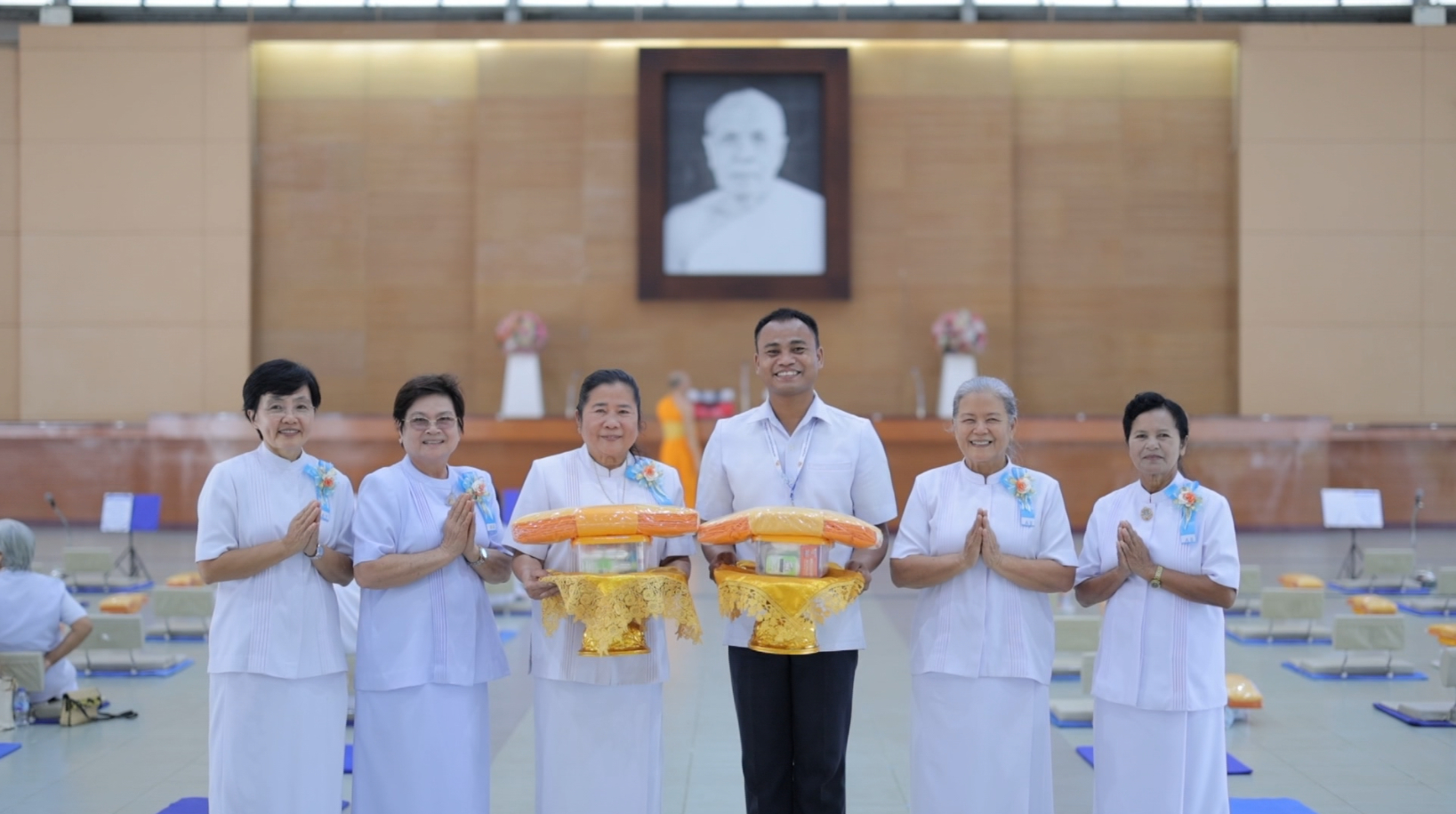 คณะเจ้าภาพร่วมพิธีถวายกองทุนสัมมนาคณะสงฆ์ภาคตะวันออก ณ ศูนย์การศึกษาเขาแก้วเสด็จ