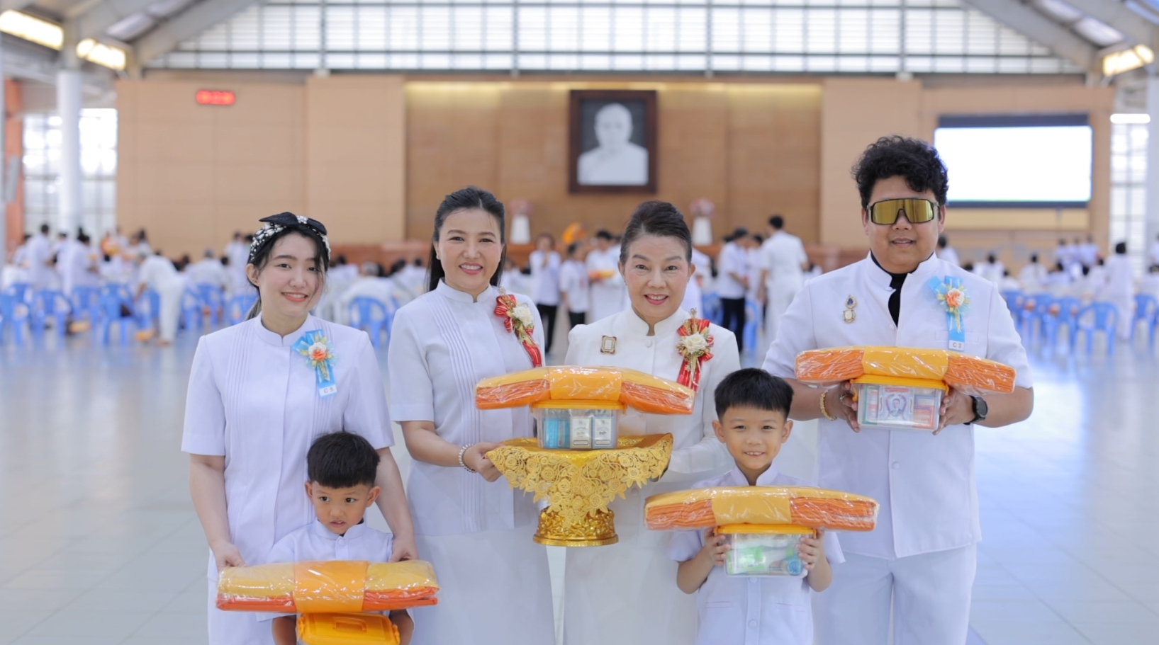 คณะเจ้าภาพร่วมพิธีถวายกองทุนสัมมนาคณะสงฆ์ภาคตะวันออก ณ ศูนย์การศึกษาเขาแก้วเสด็จ