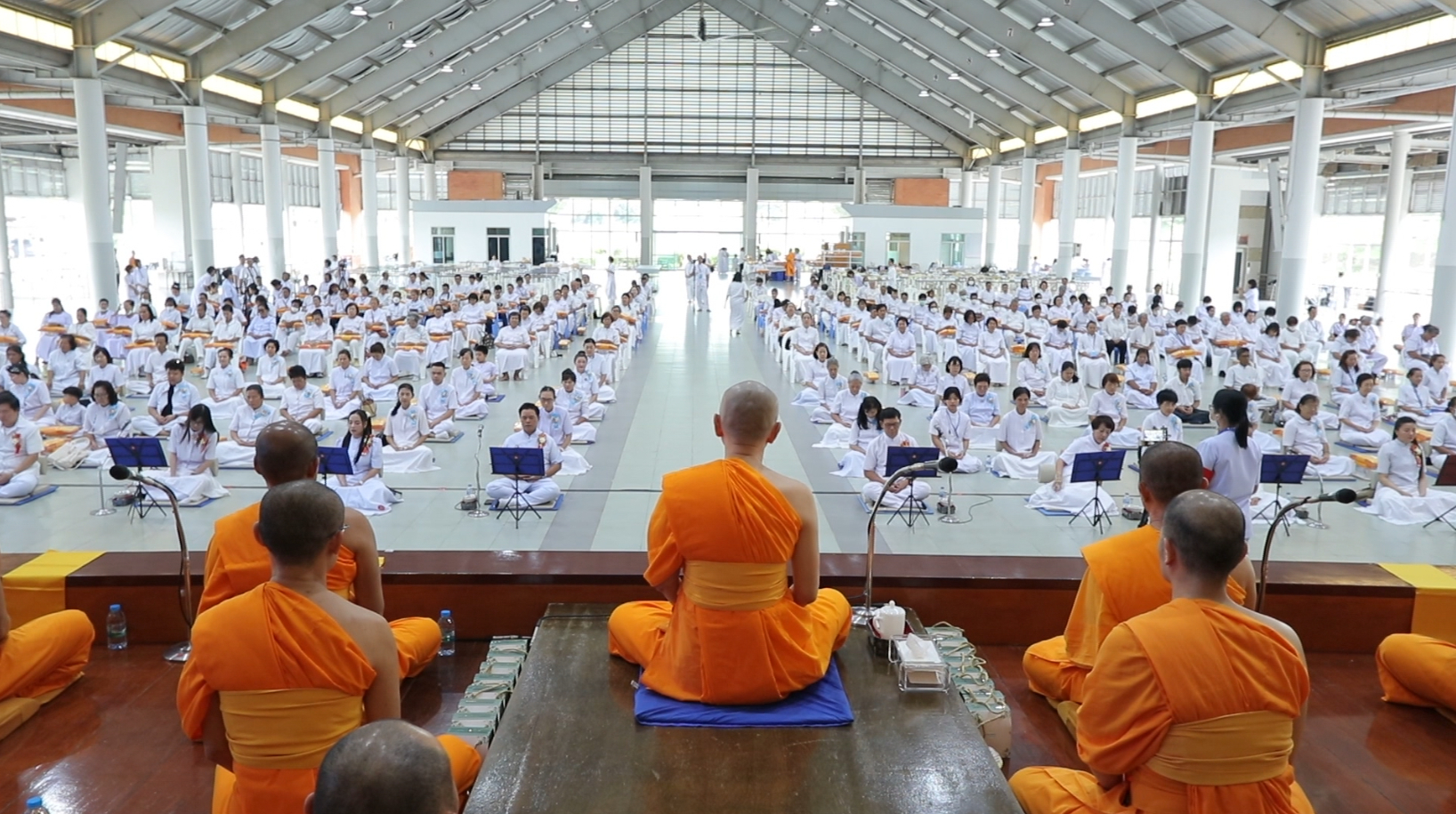 คณะเจ้าภาพร่วมพิธีถวายกองทุนสัมมนาคณะสงฆ์ภาคตะวันออก ณ ศูนย์การศึกษาเขาแก้วเสด็จ