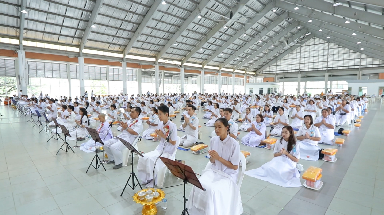 คณะเจ้าภาพร่วมพิธีถวายกองทุนสัมมนาคณะสงฆ์ภาคตะวันออก ณ ศูนย์การศึกษาเขาแก้วเสด็จ