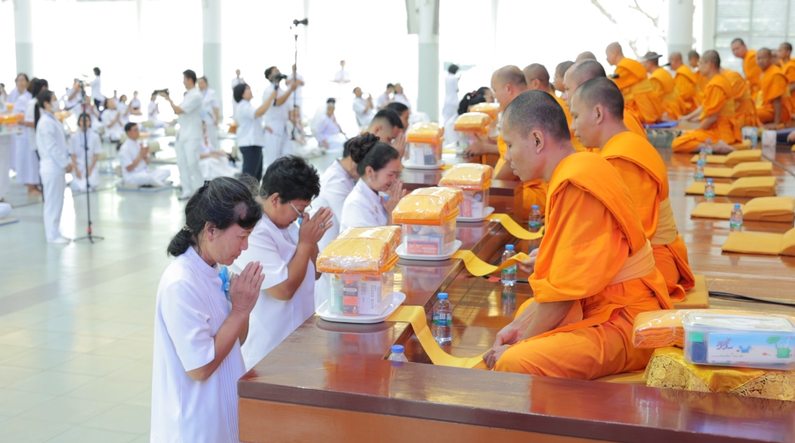 คณะเจ้าภาพร่วมพิธีถวายกองทุนสัมมนาคณะสงฆ์ภาคตะวันออก ณ ศูนย์การศึกษาเขาแก้วเสด็จ