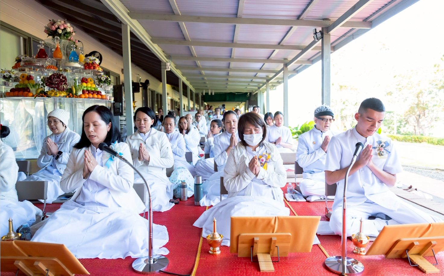 สาธุชนผู้มีบุญทุกท่านสวดมนต์บูชาพระรัตนตรัย พร้อมทั้งนำสวดมนต์บทธัมมจักกัปปวัตตนสูตร