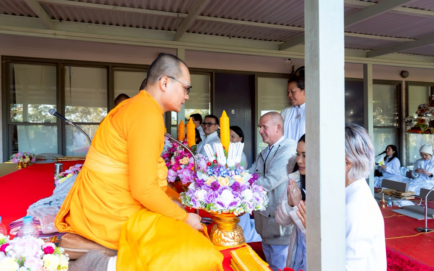 คณะเจ้าภาพและสาธุชนได้น้อมถวายกองบุญเเสงสว่างแด่คณะสงฆ์