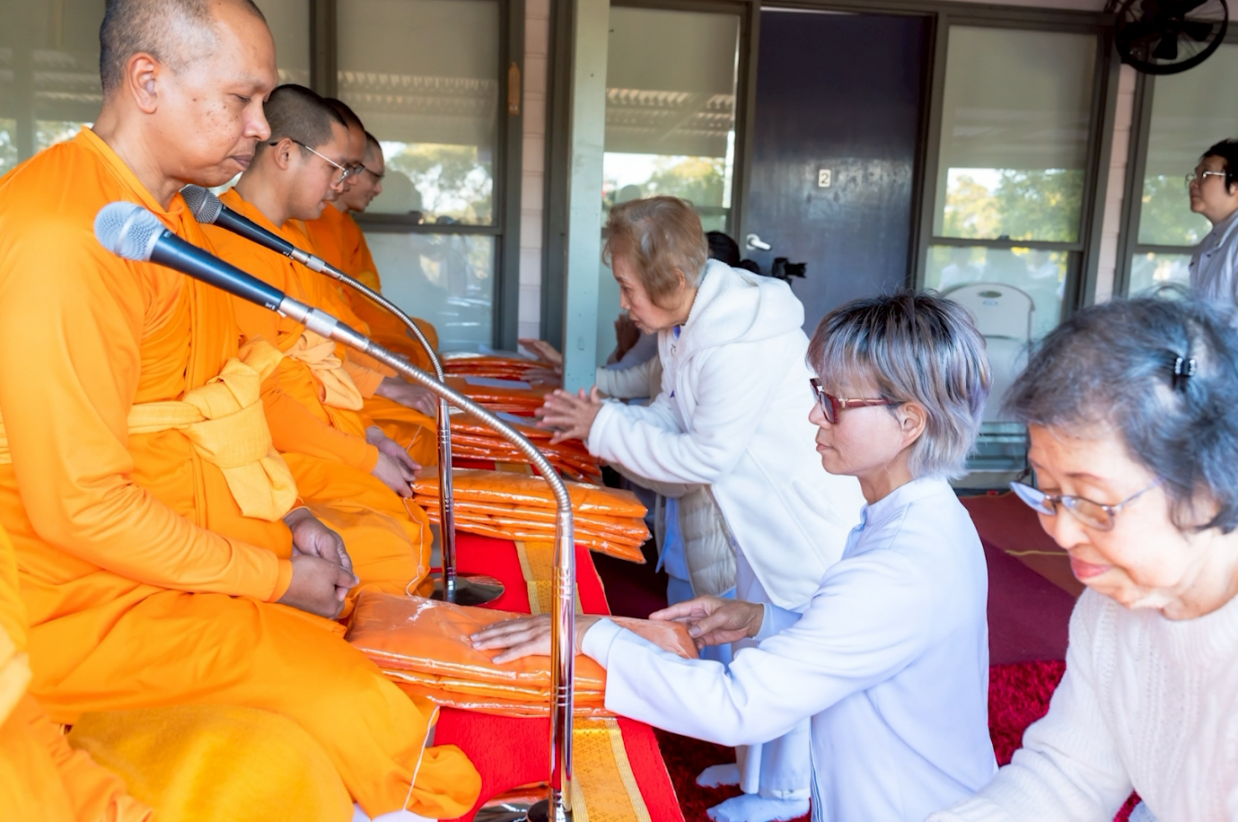 คณะเจ้าภาพและสาธุชนได้ทอดผ้าบังสุกุล