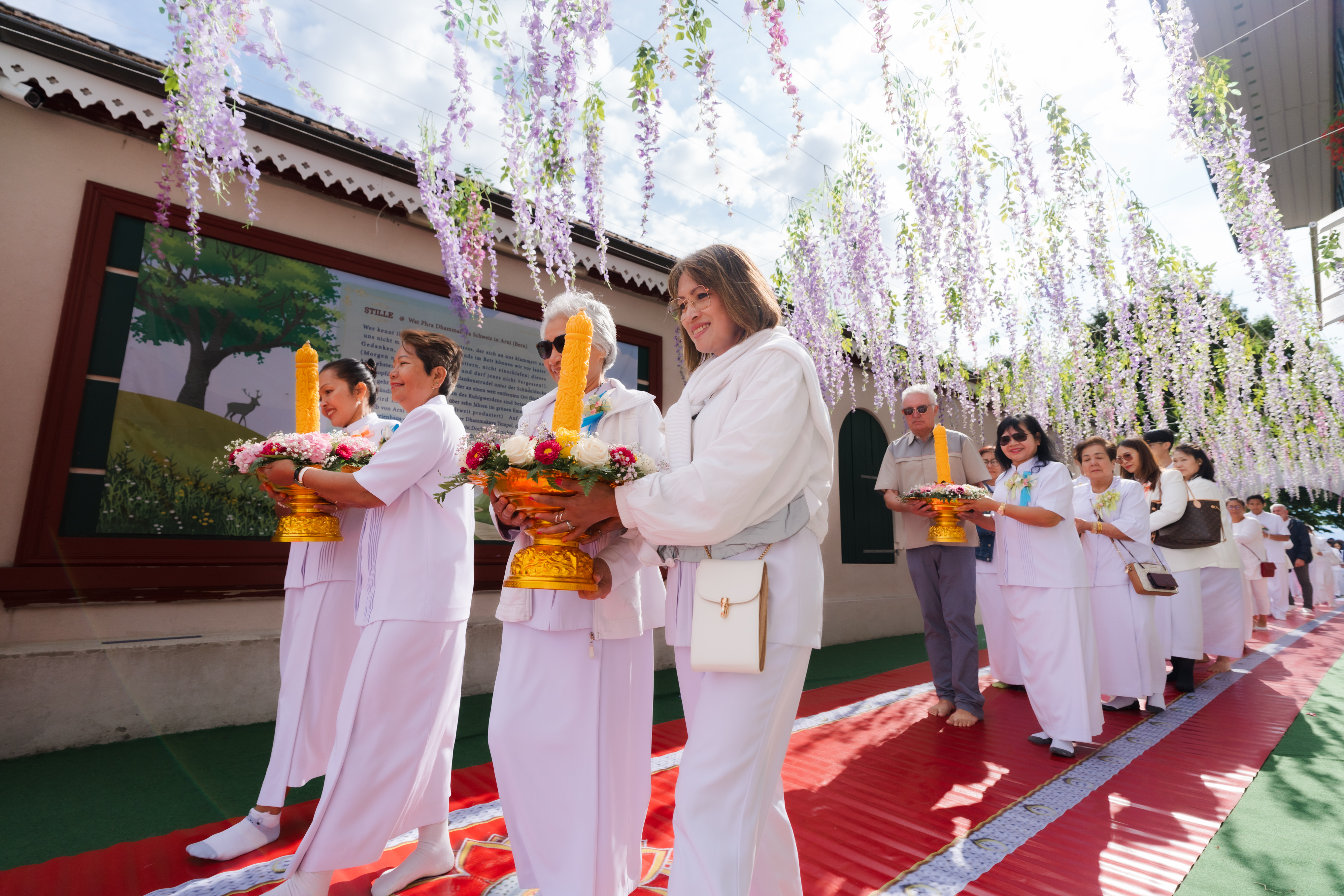 วัดพระธรรมกายสวิตเซอร์แลนด์ จัดพิธีทอดผ้าป่า-ถวายเทียนพรรษา ฉลองครบรอบ 13 ปี