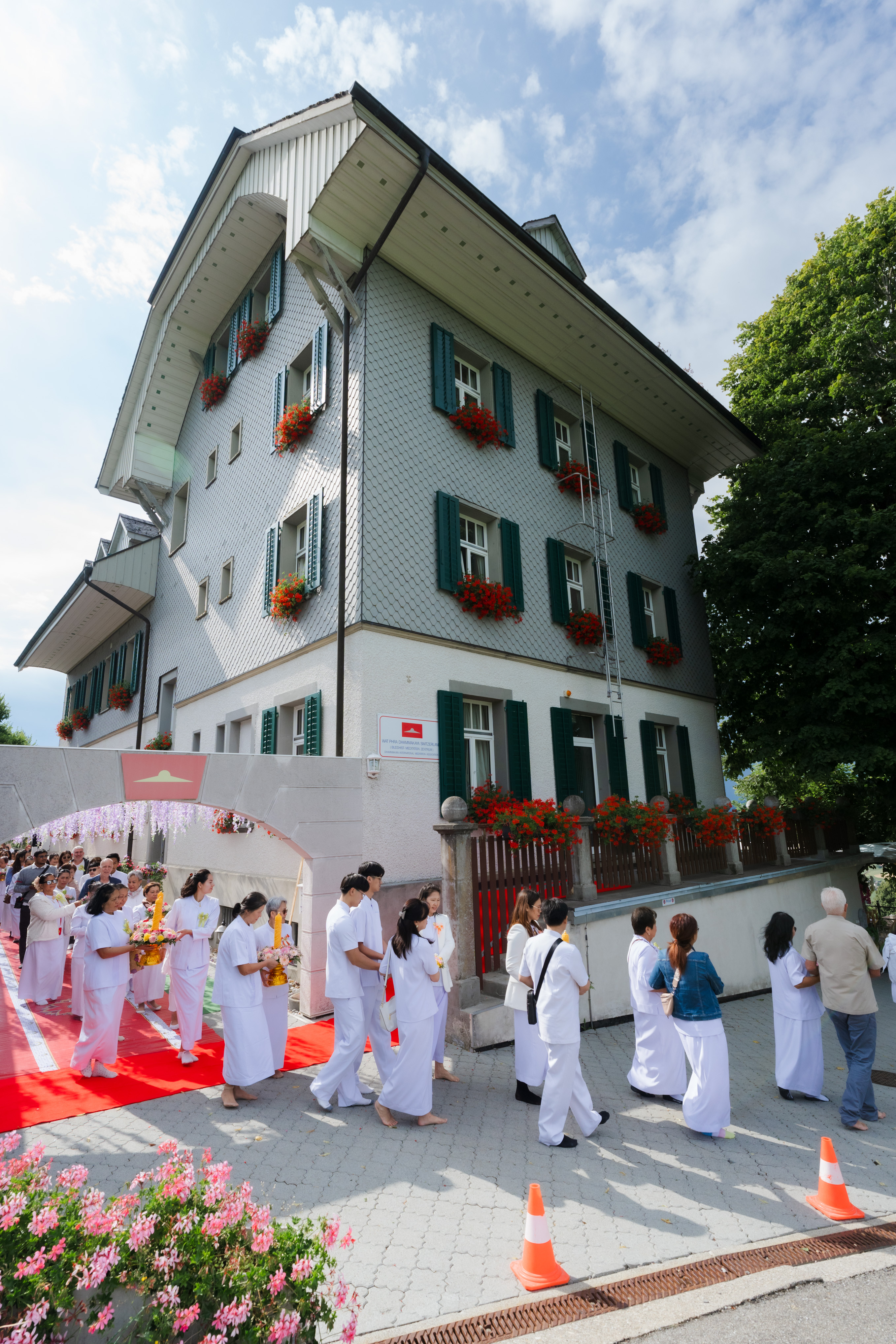 วัดพระธรรมกายสวิตเซอร์แลนด์ จัดพิธีทอดผ้าป่า-ถวายเทียนพรรษา ฉลองครบรอบ 13 ปี