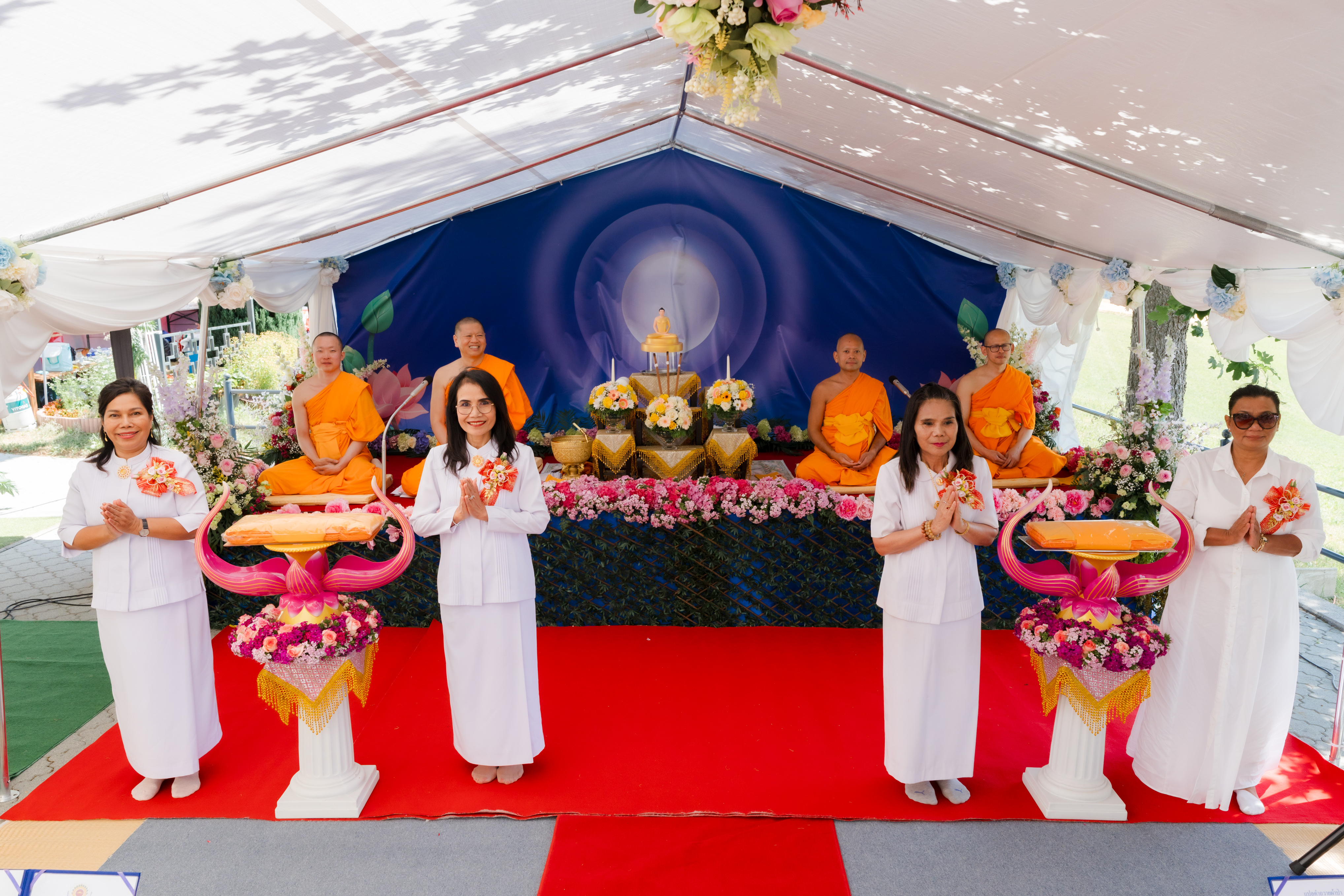 คณะท่านประธานพิธีทอดผ้าป่า