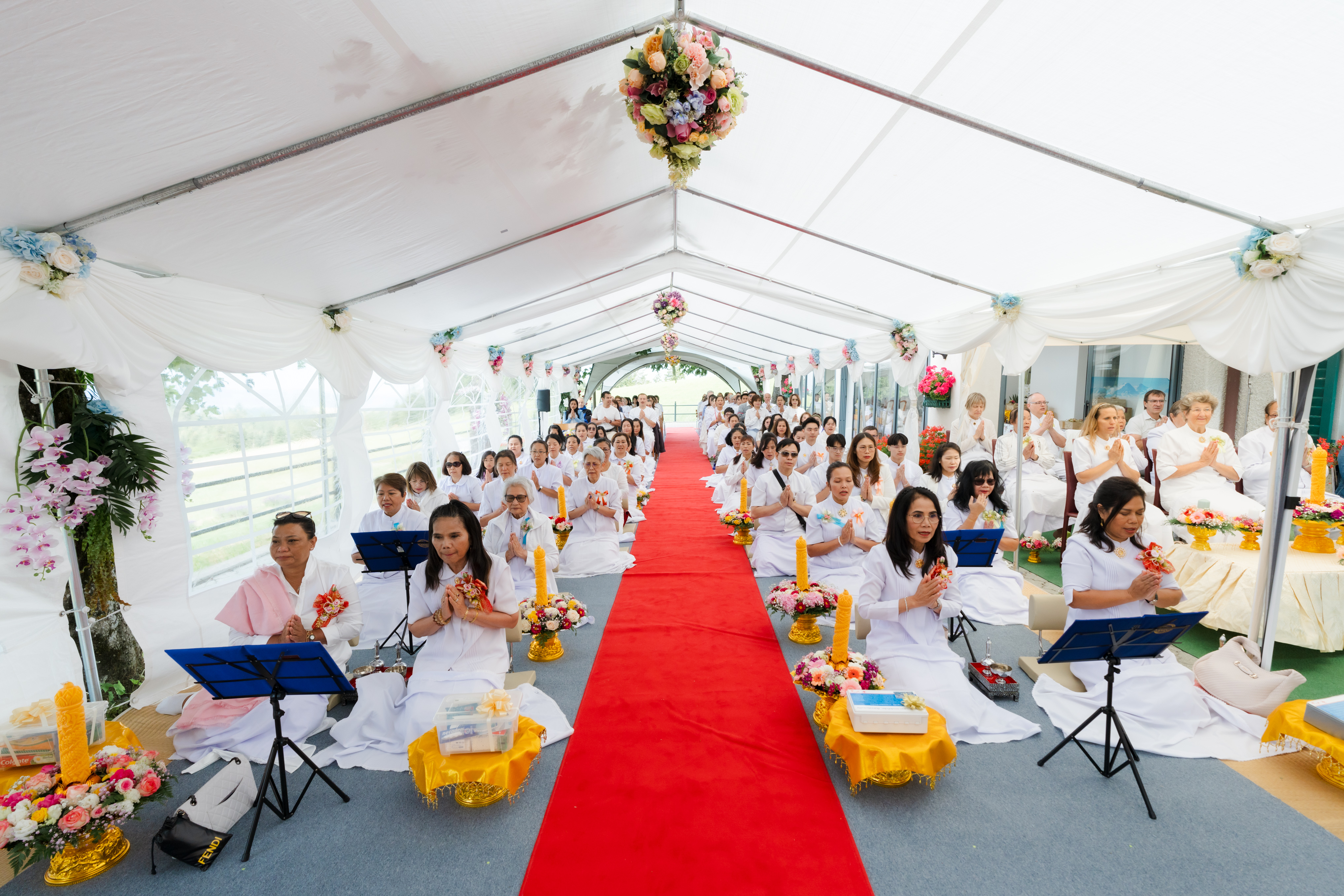 พุทธศาสนิกชนกว่า 200 ท่าน ได้พร้อมใจกันมาร่วมพิธีถวายเทียนพรรษา เนื่องในเทศกาลวันอาสฬหบูชาและวันเข้าพรรษา