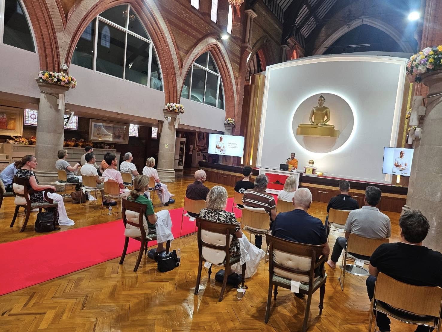 วัดพระธรรมกายลอนดอน จัดคลาสสมาธิแก่ชาวท้องถิ่น