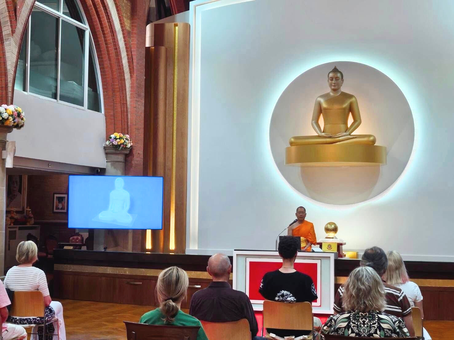 วัดพระธรรมกายลอนดอน จัดคลาสสมาธิแก่ชาวท้องถิ่น