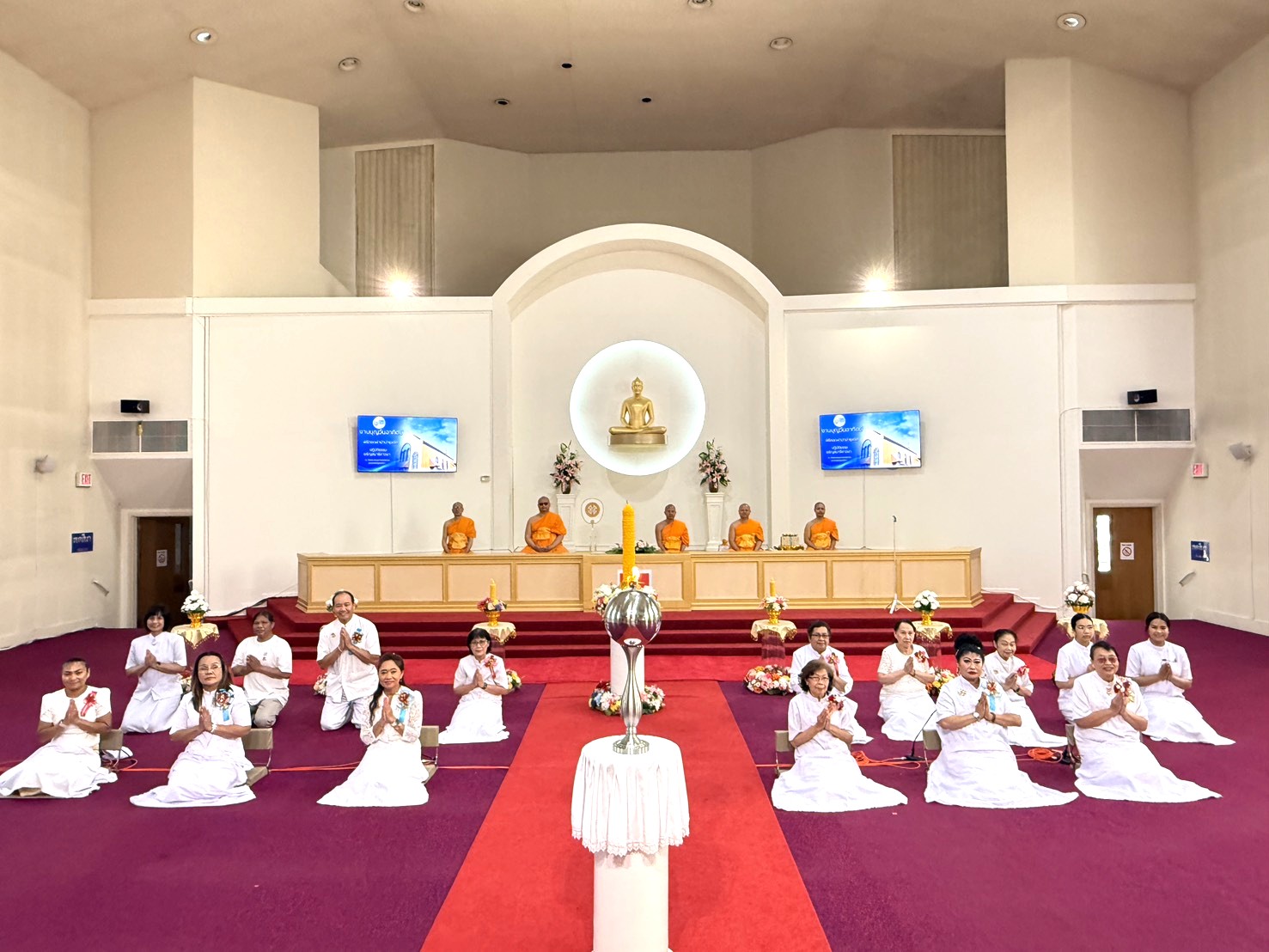 วัดพระธรรมกายออเรกอน จัดพิธีถวายเทียนพรรษา