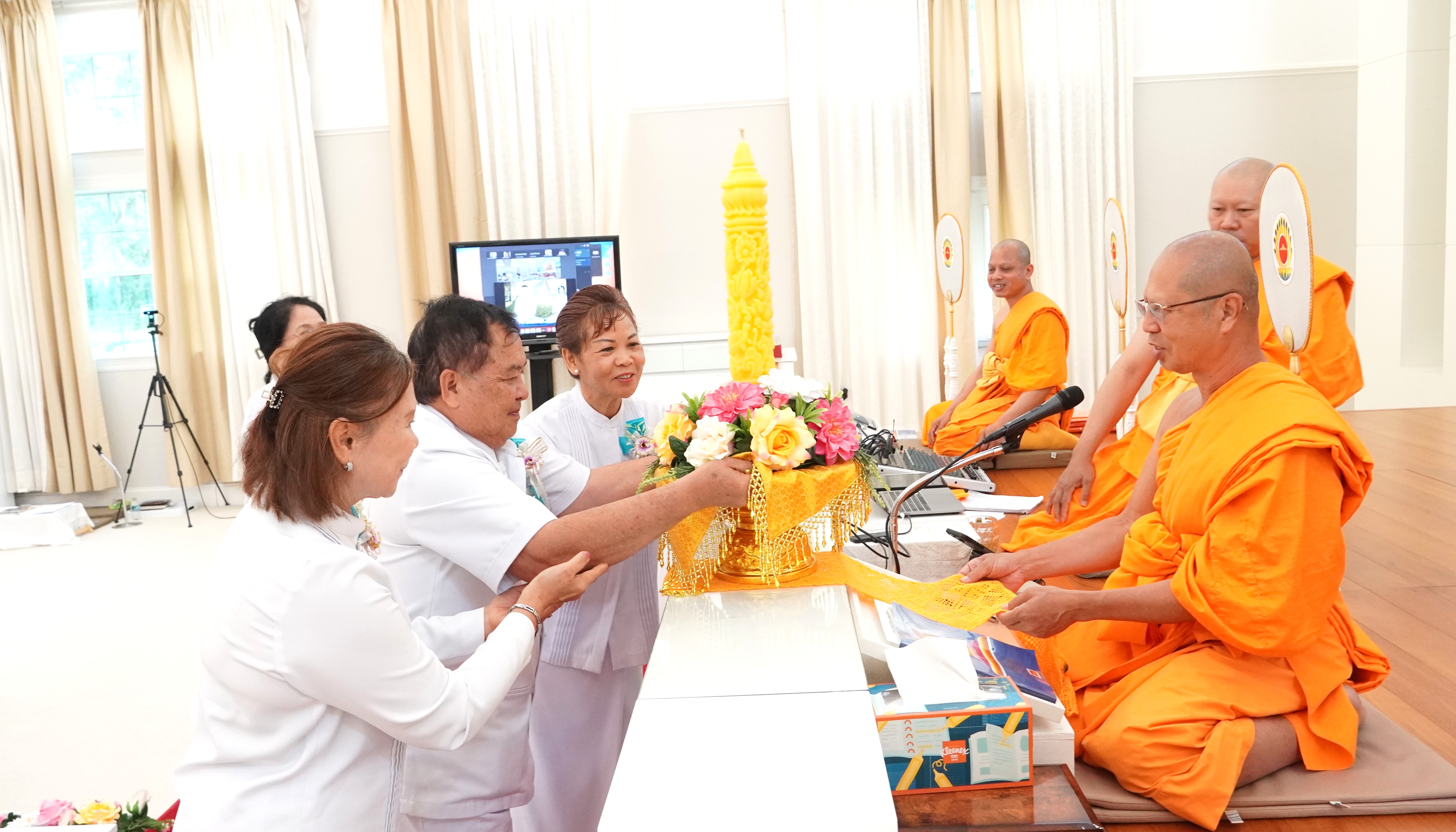 วัดพระธรรมกายฟลอริดา จัดพิธีจุดเทียนใจไฟนิรันดร์