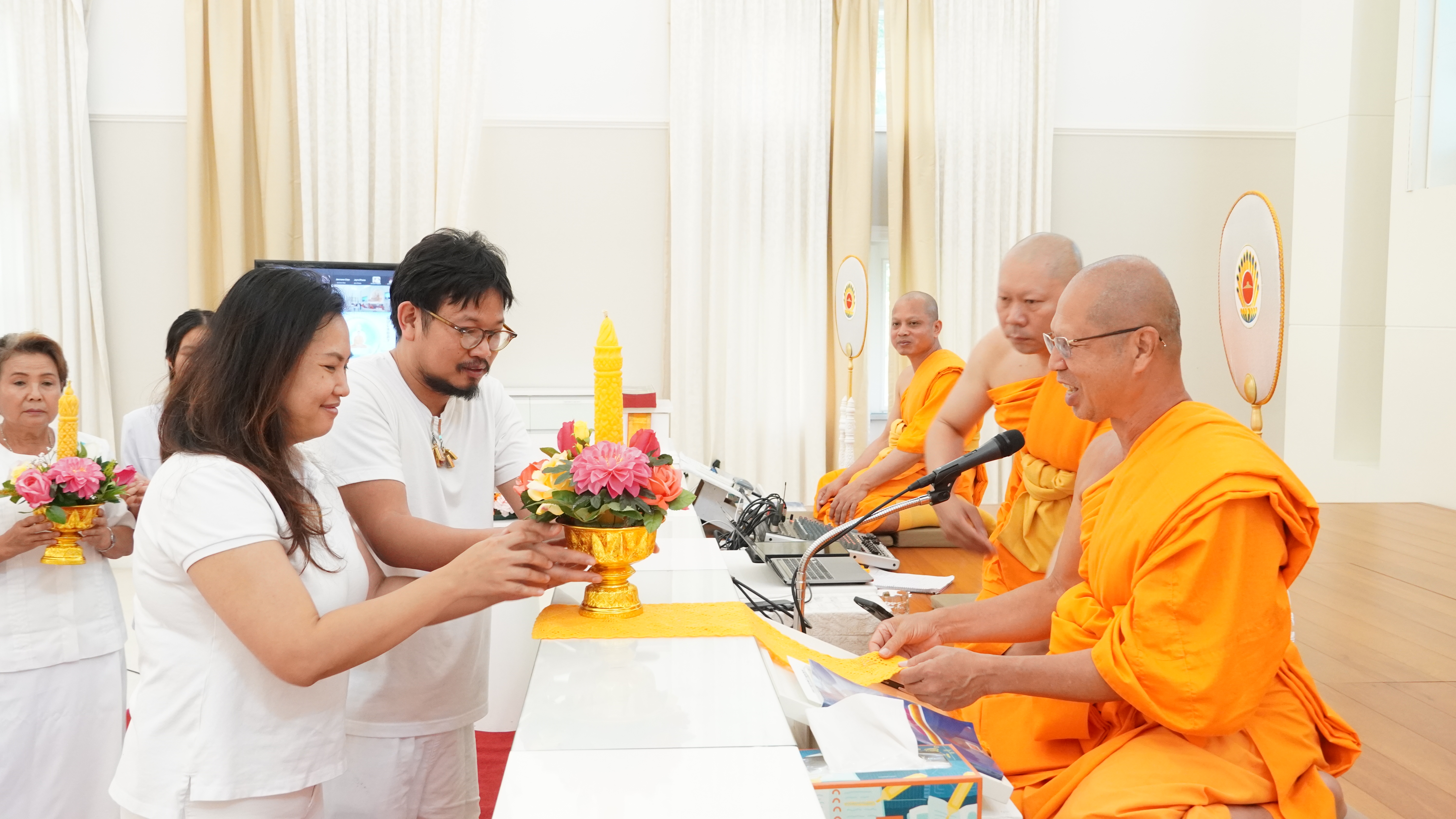 วัดพระธรรมกายฟลอริดา จัดพิธีจุดเทียนใจไฟนิรันดร์