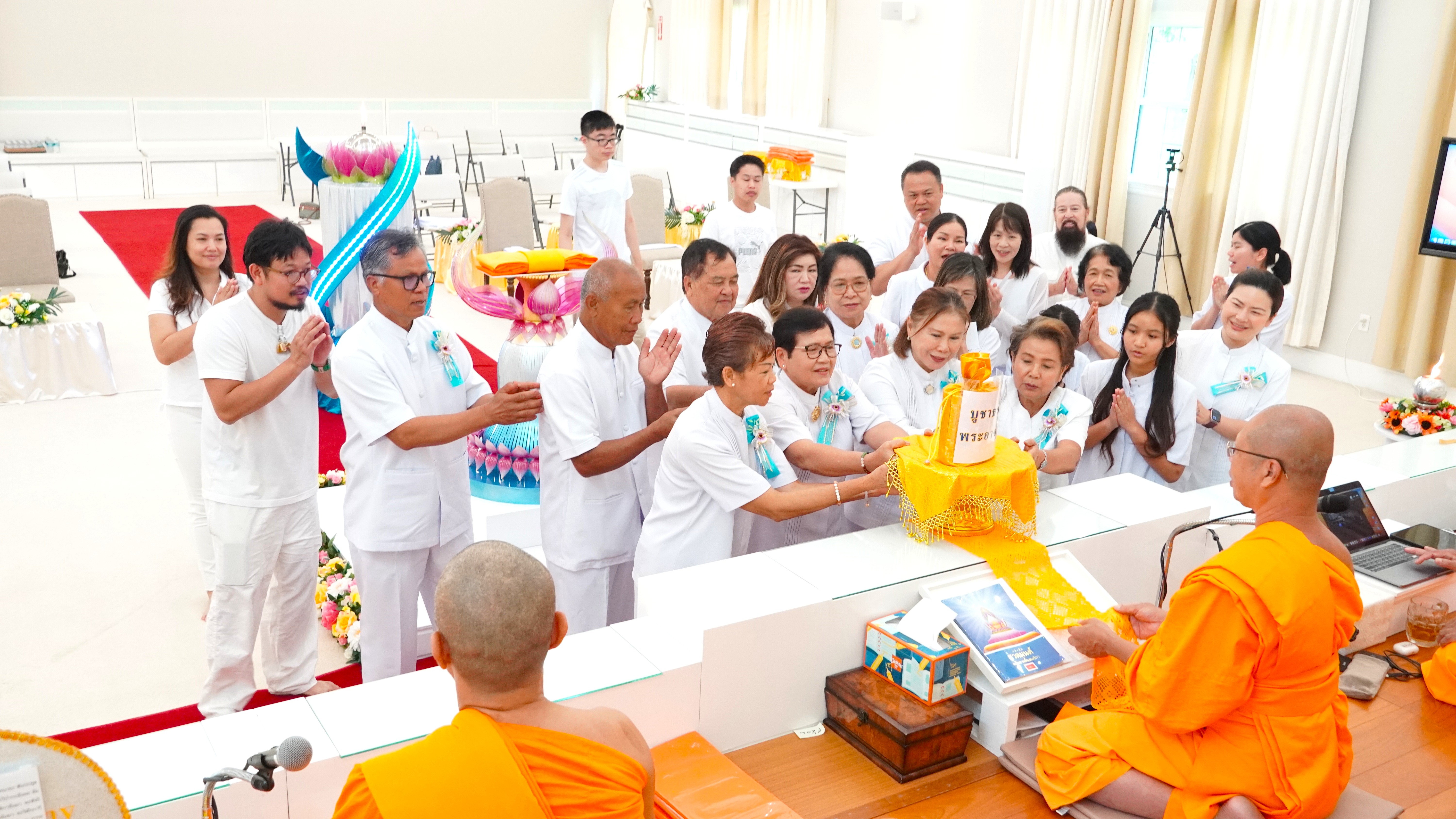 วัดพระธรรมกายฟลอริดา จัดพิธีจุดเทียนใจไฟนิรันดร์
