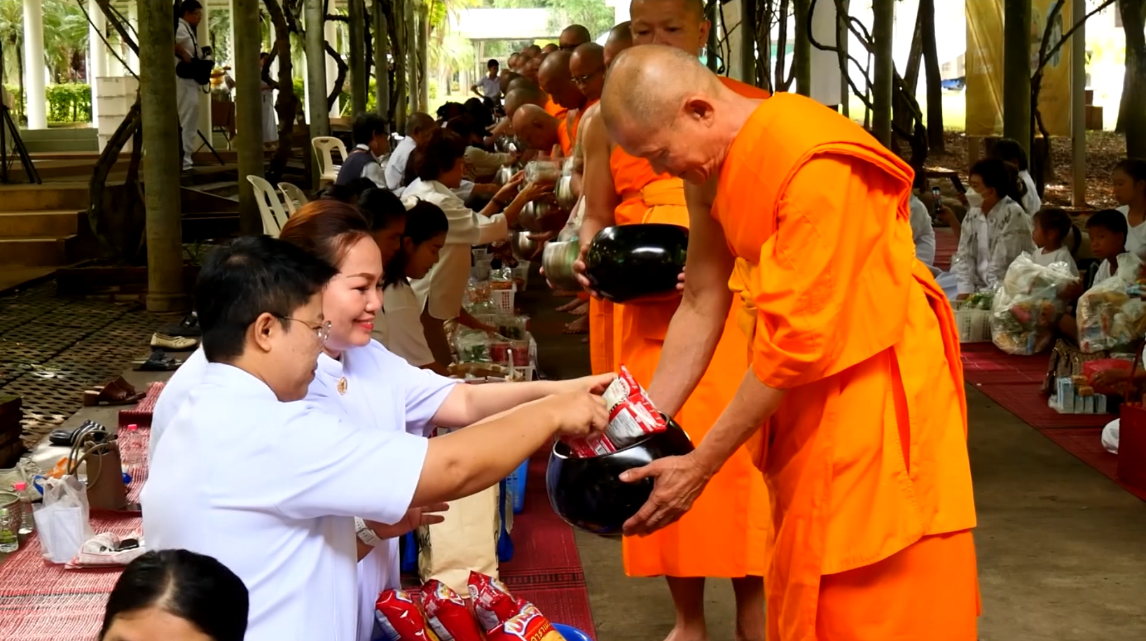 พิธีตักบาตรพระภิกษุบวชใหม่ในโครงการอุปสมบทหมู่รุ่นเข้าพรรษา