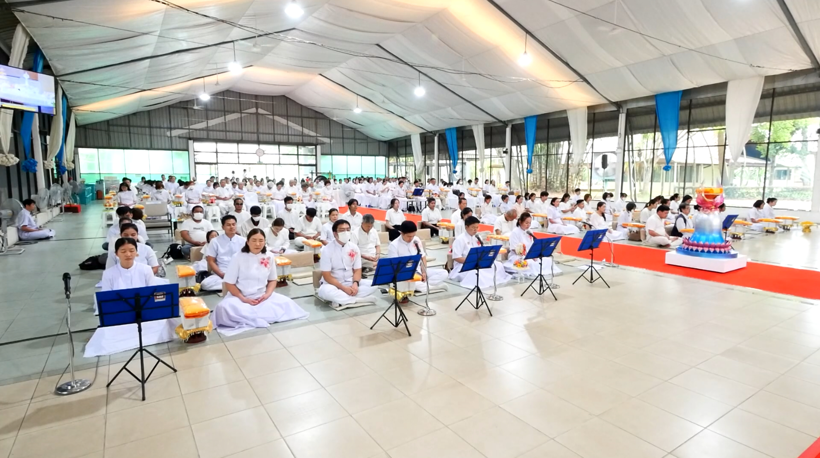 นั่งสมาธิไปพร้อมกับศูนย์กลางพิธี ณ วัดพระธรรมกาย