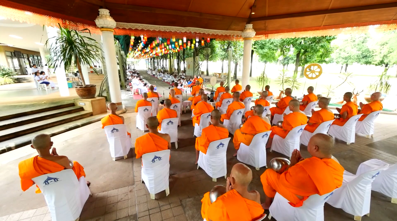 พิธีตักบาตรพระภิกษุบวชใหม่ในโครงการอุปสมบทหมู่รุ่นเข้าพรรษา