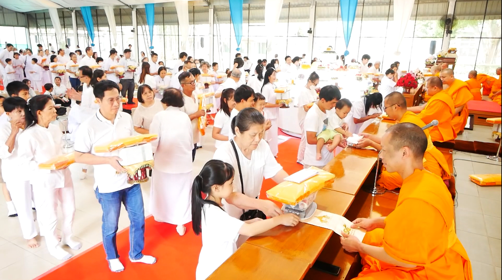 ถวายไทยธรรมแด่คณะสงฆ์