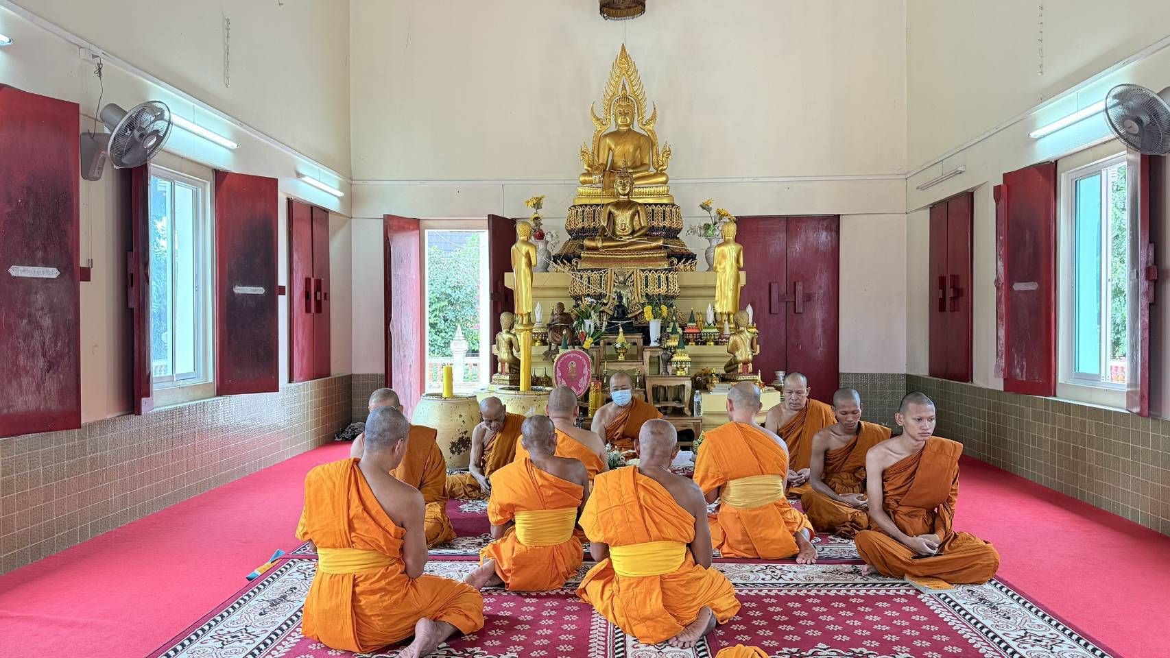 คณะสงฆ์ศูนย์ปฏิบัติธรรมเขาคิชฌกูฏ ทำวัตรพระผู้ใหญ่ เทศกาลเข้าพรรษา