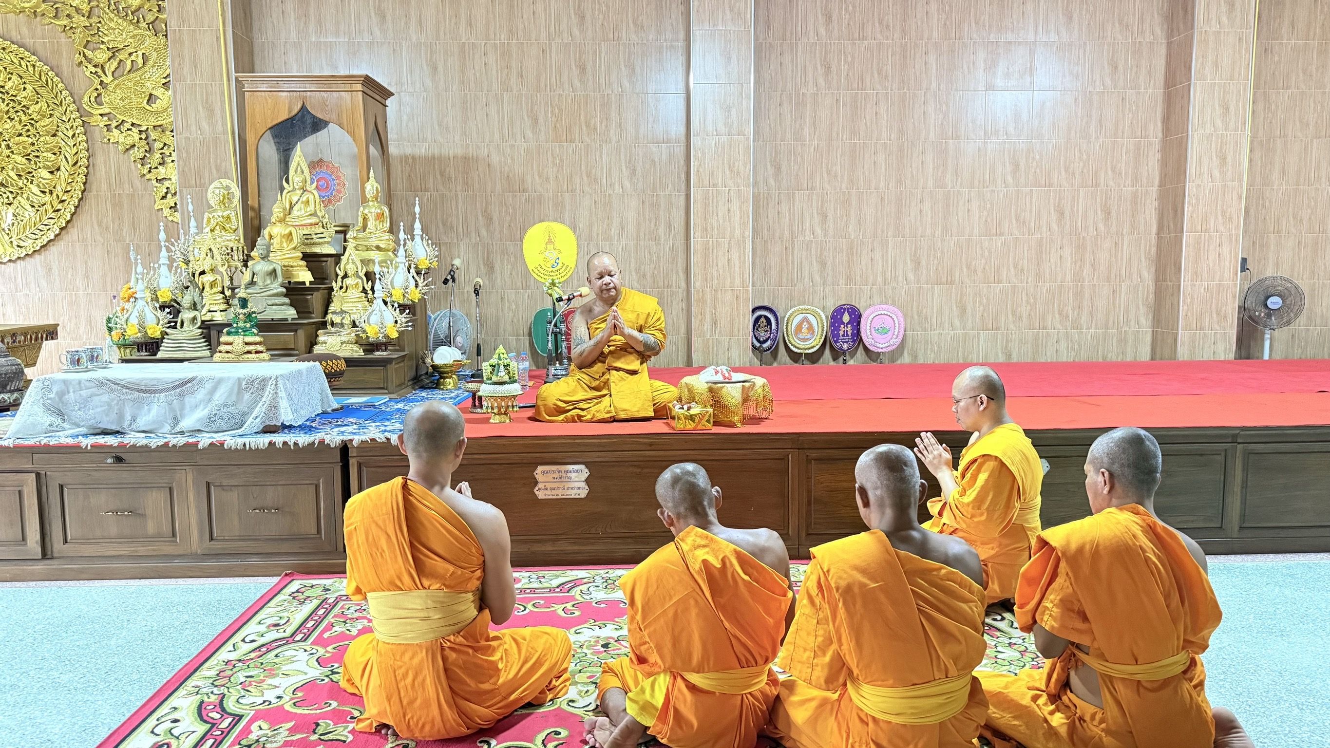 คณะสงฆ์ศูนย์ปฏิบัติธรรมเขาคิชฌกูฏ ทำวัตรพระผู้ใหญ่ เทศกาลเข้าพรรษา