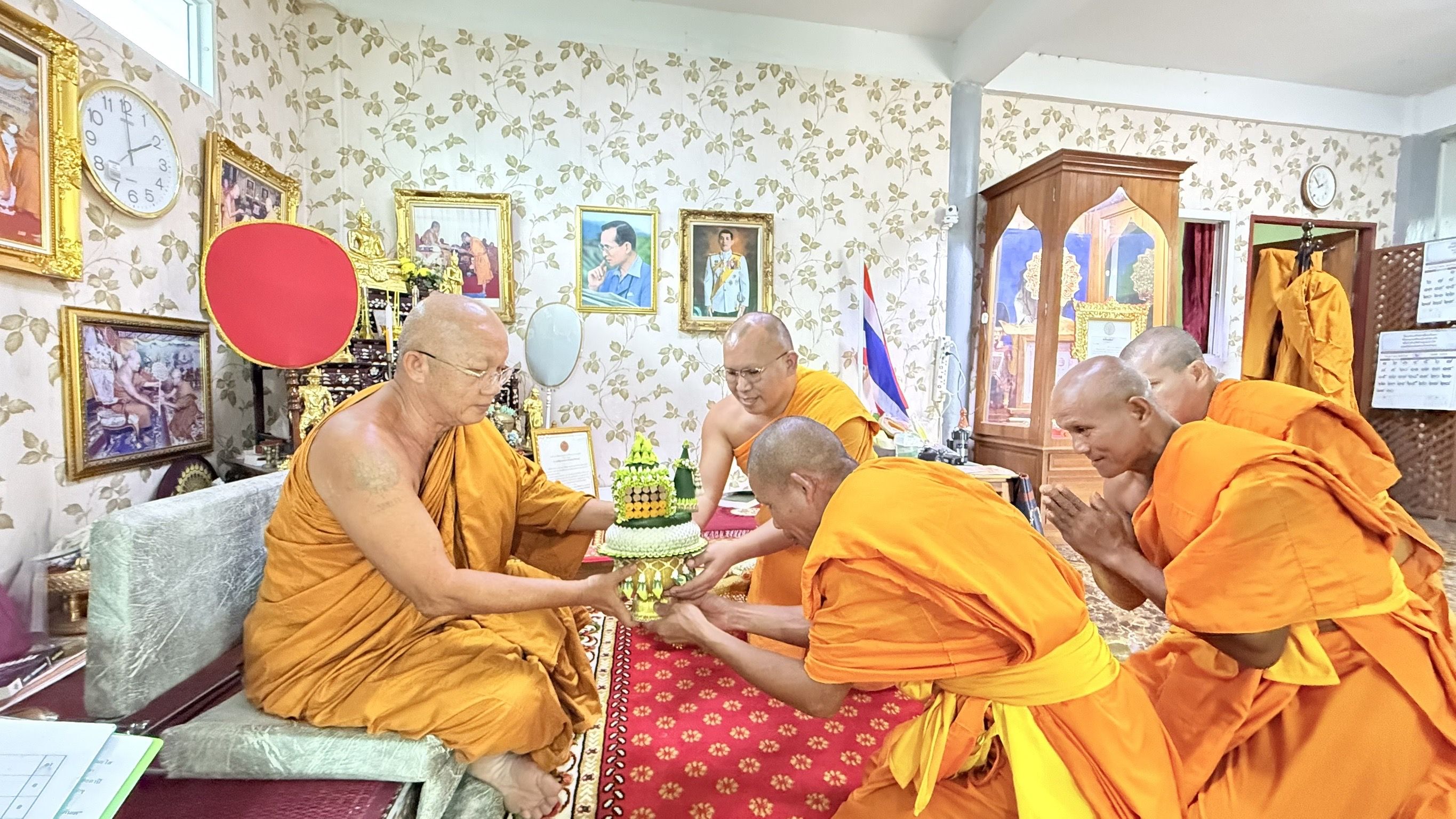 คณะสงฆ์ศูนย์ปฏิบัติธรรมเขาคิชฌกูฏ ทำวัตรพระผู้ใหญ่ เทศกาลเข้าพรรษา