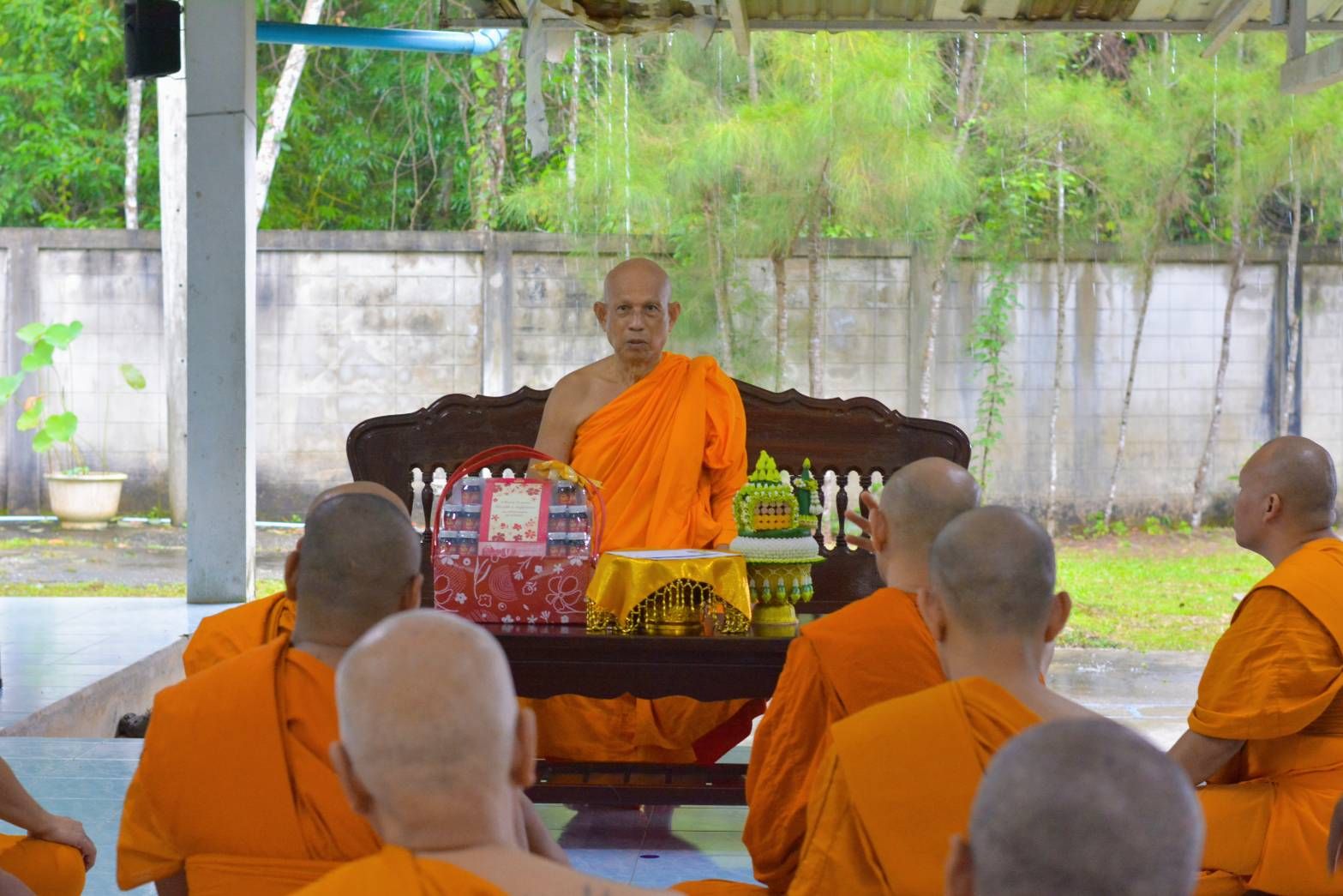 คณะสงฆ์ศูนย์ปฏิบัติธรรมเขาคิชฌกูฏ ทำวัตรพระผู้ใหญ่ เทศกาลเข้าพรรษา