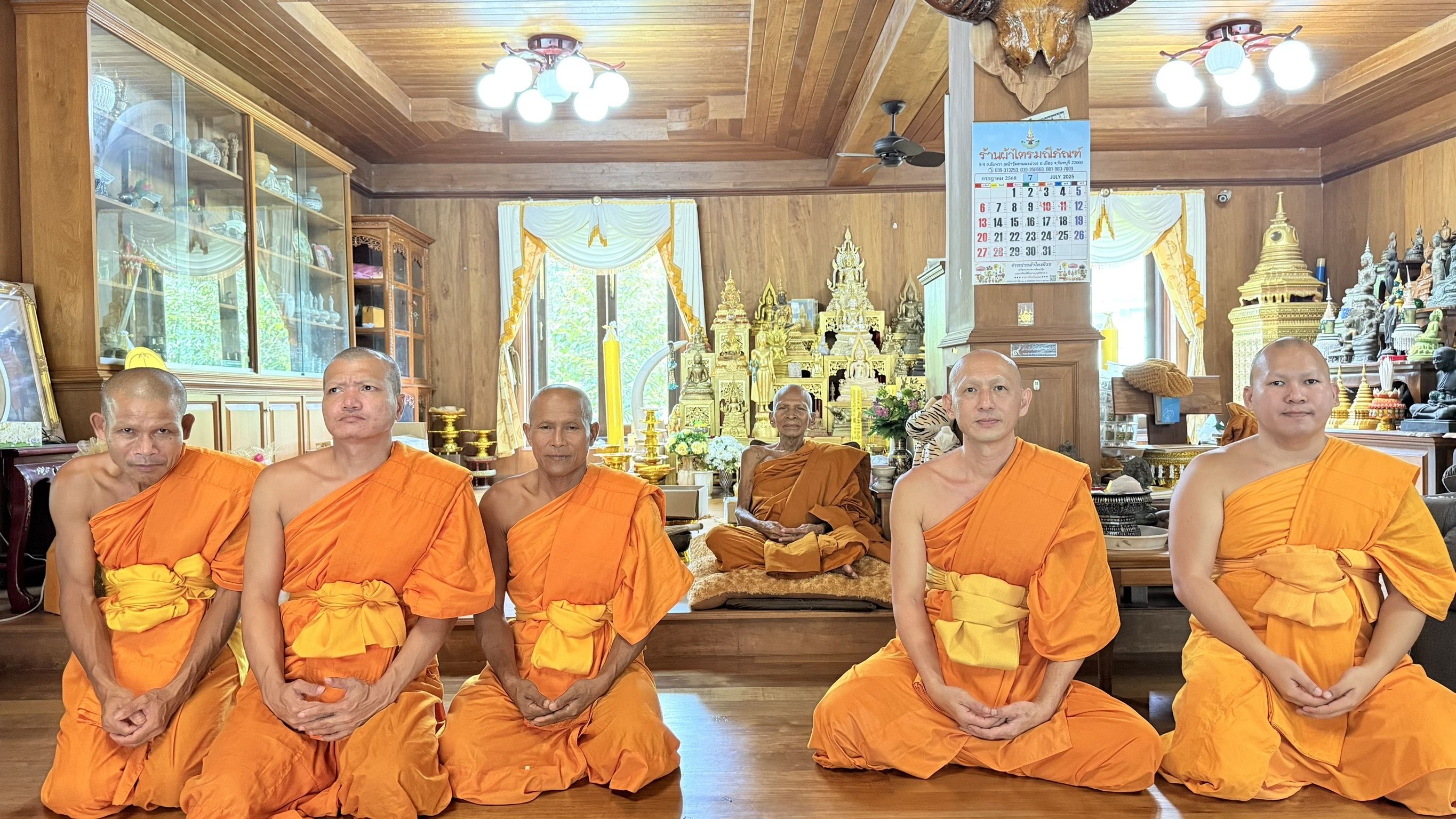 คณะสงฆ์ศูนย์ปฏิบัติธรรมเขาคิชฌกูฏ ทำวัตรพระผู้ใหญ่ เทศกาลเข้าพรรษา