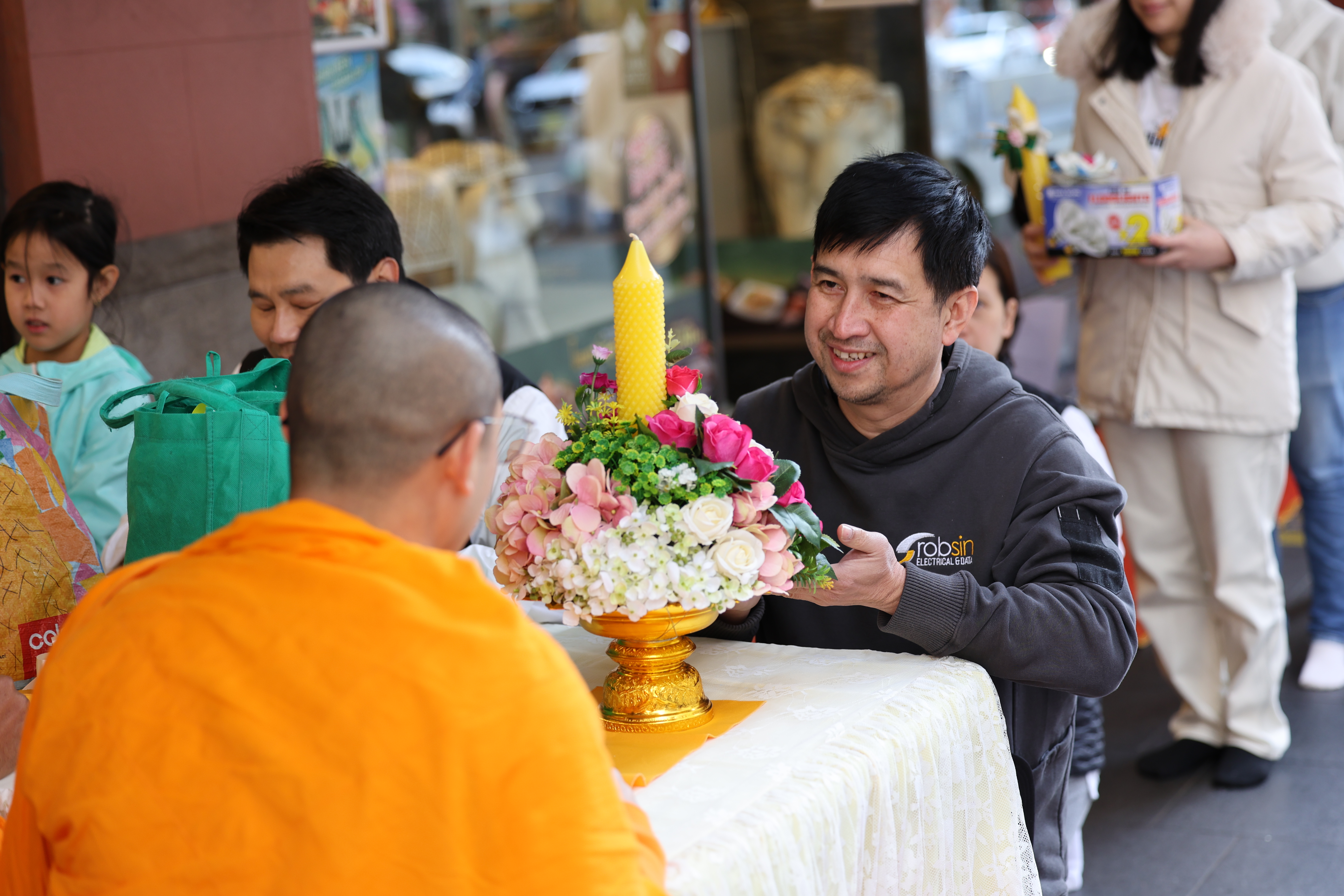 วัดพระธรรมกายนครซิดนีย์ จัดพิธีถวายเทียนพรรษา