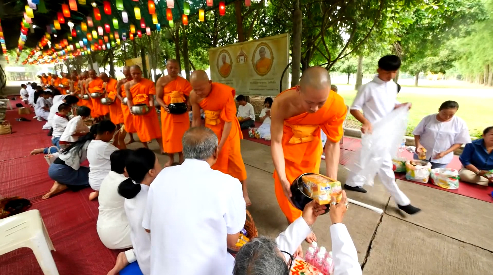 พิธีตักบาตรข้าวสารอาหารแห้งแด่คณะพระภิกษุสงฆ์จำนวน 25 รูป เพื่อร่วมกันสืบสานประเพณีอันดีงามของชาวพุทธ