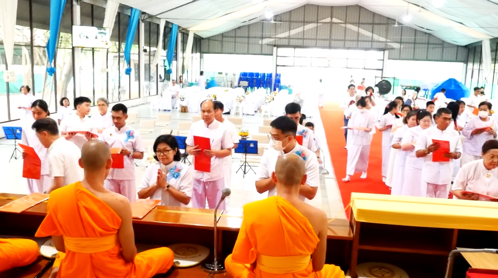 ทุกท่านได้ทอดผ้าบังสุกุล เพื่ออุทิศบุญกุศลแด่ผู้ที่ล่วงลับไปแล้วเนื่องในวันพระใหญ่