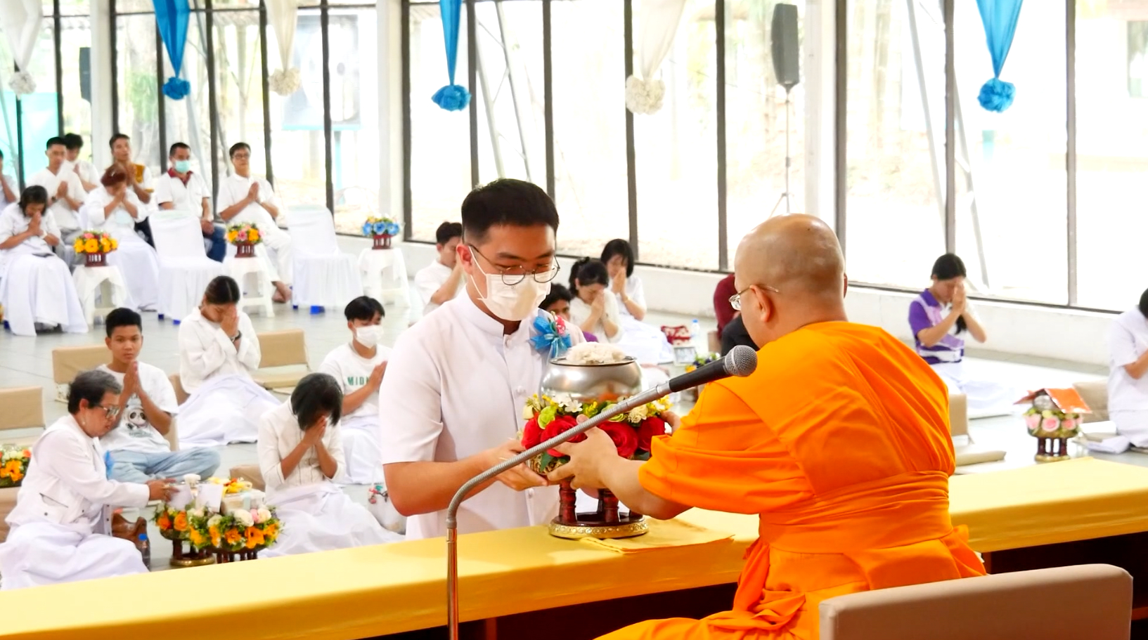 ถวายโคมอาสาฬหประทีปแด่ประธานสงฆ์