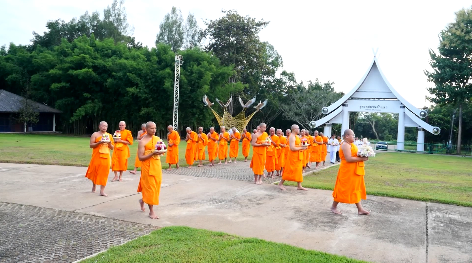 คณะสงฆ์ได้นำสาธุชนเวียนประทักษิณรอบรัตนเจดีย์
