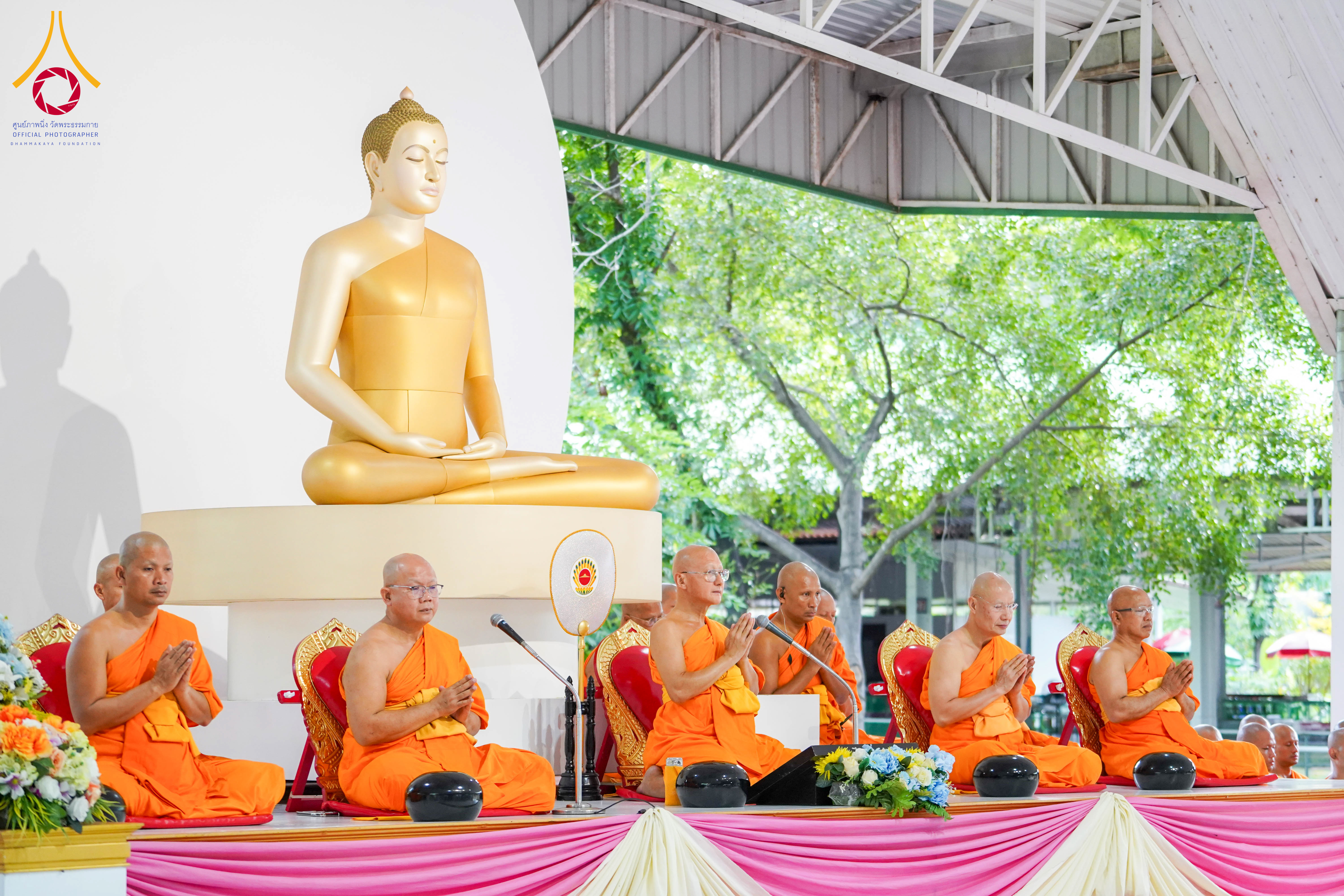 พิธีตักบาตรพระธรรมทายาท โครงการบวชพระนานาชาติ AEC และผู้นำพุทธโลก WAB