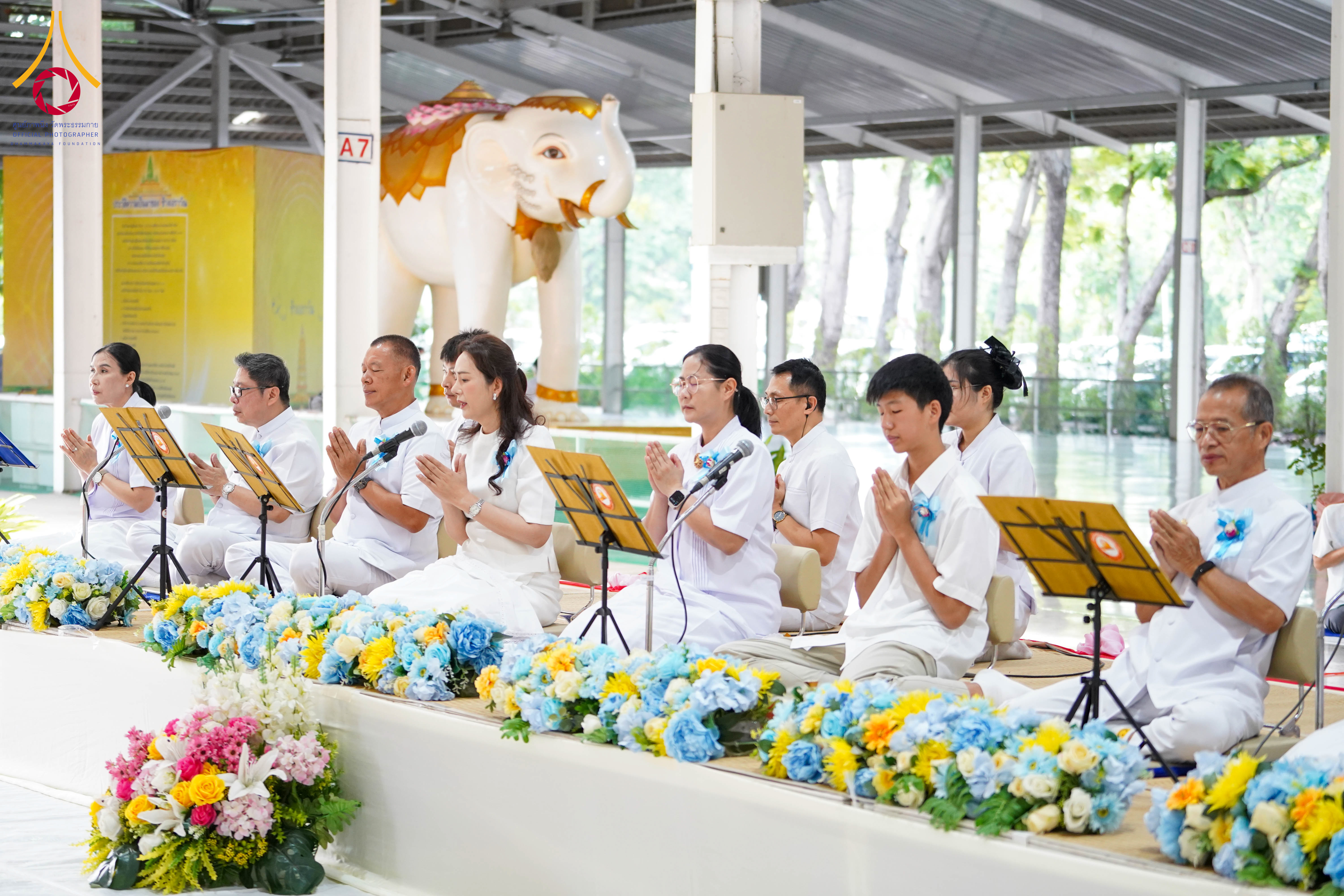 พิธีตักบาตรพระธรรมทายาท โครงการบวชพระนานาชาติ AEC และผู้นำพุทธโลก WAB