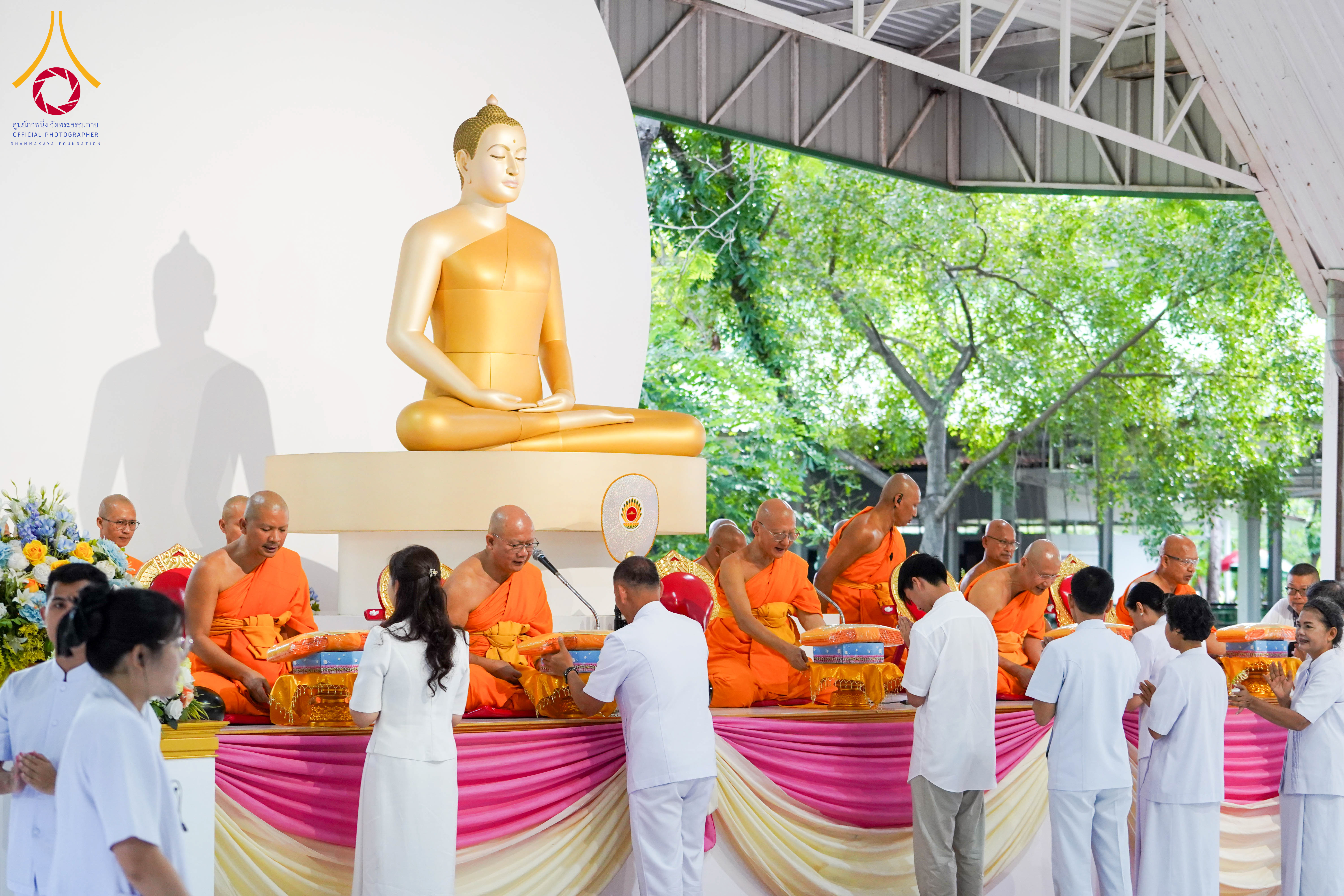 พิธีตักบาตรพระธรรมทายาท โครงการบวชพระนานาชาติ AEC และผู้นำพุทธโลก WAB