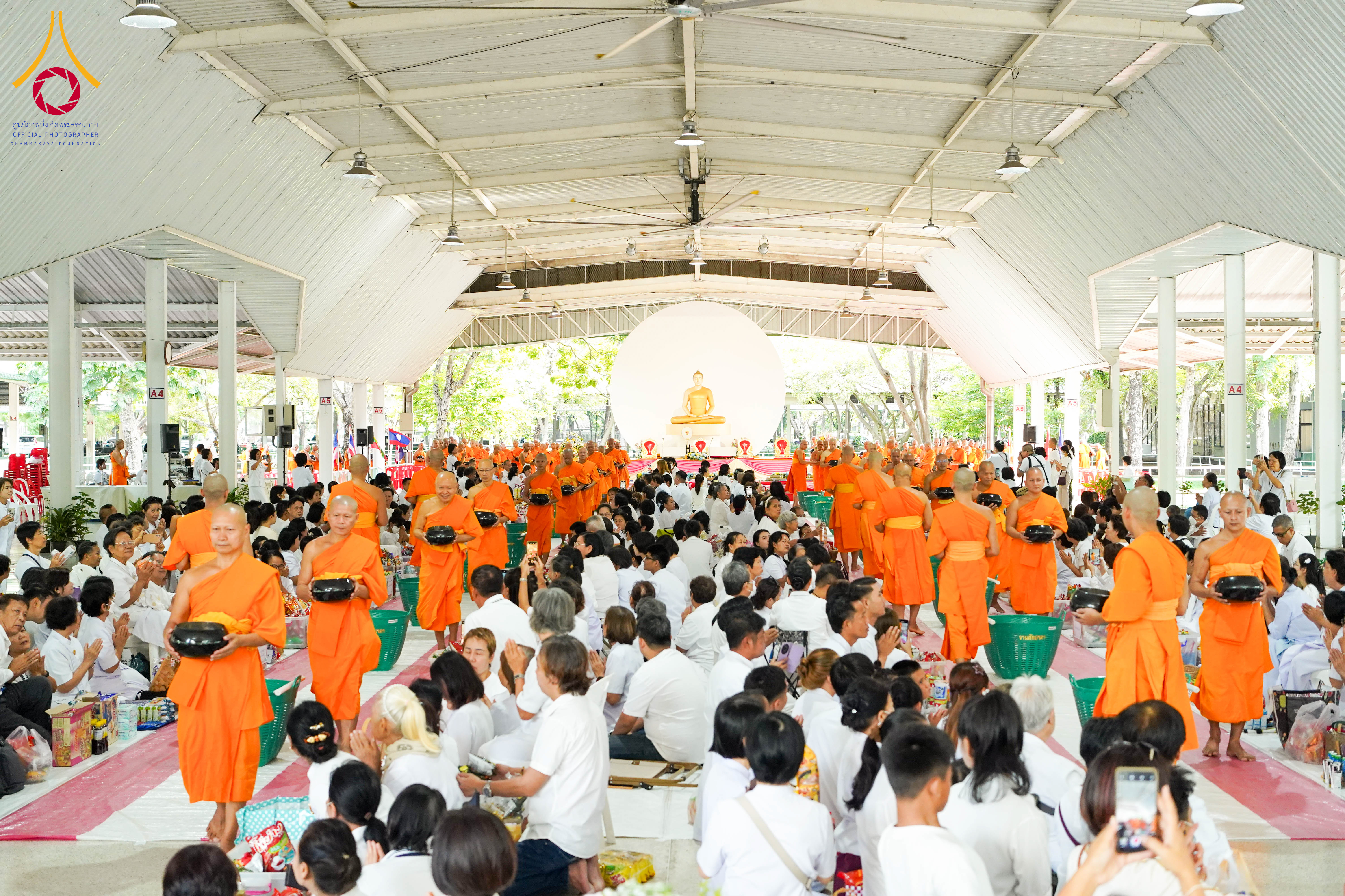 พิธีตักบาตรพระธรรมทายาท โครงการบวชพระนานาชาติ AEC และผู้นำพุทธโลก WAB