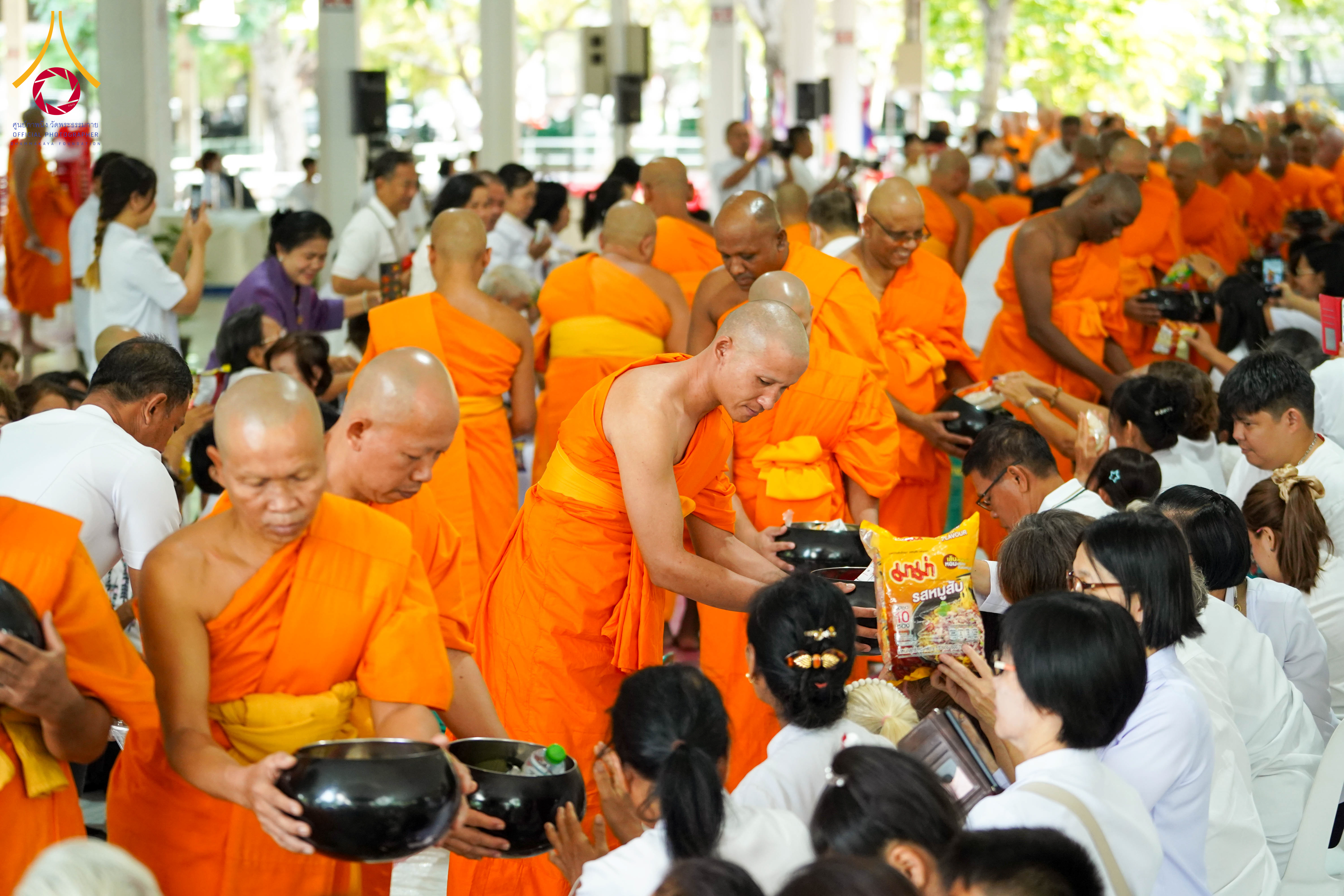 พิธีตักบาตรพระธรรมทายาท โครงการบวชพระนานาชาติ AEC และผู้นำพุทธโลก WAB