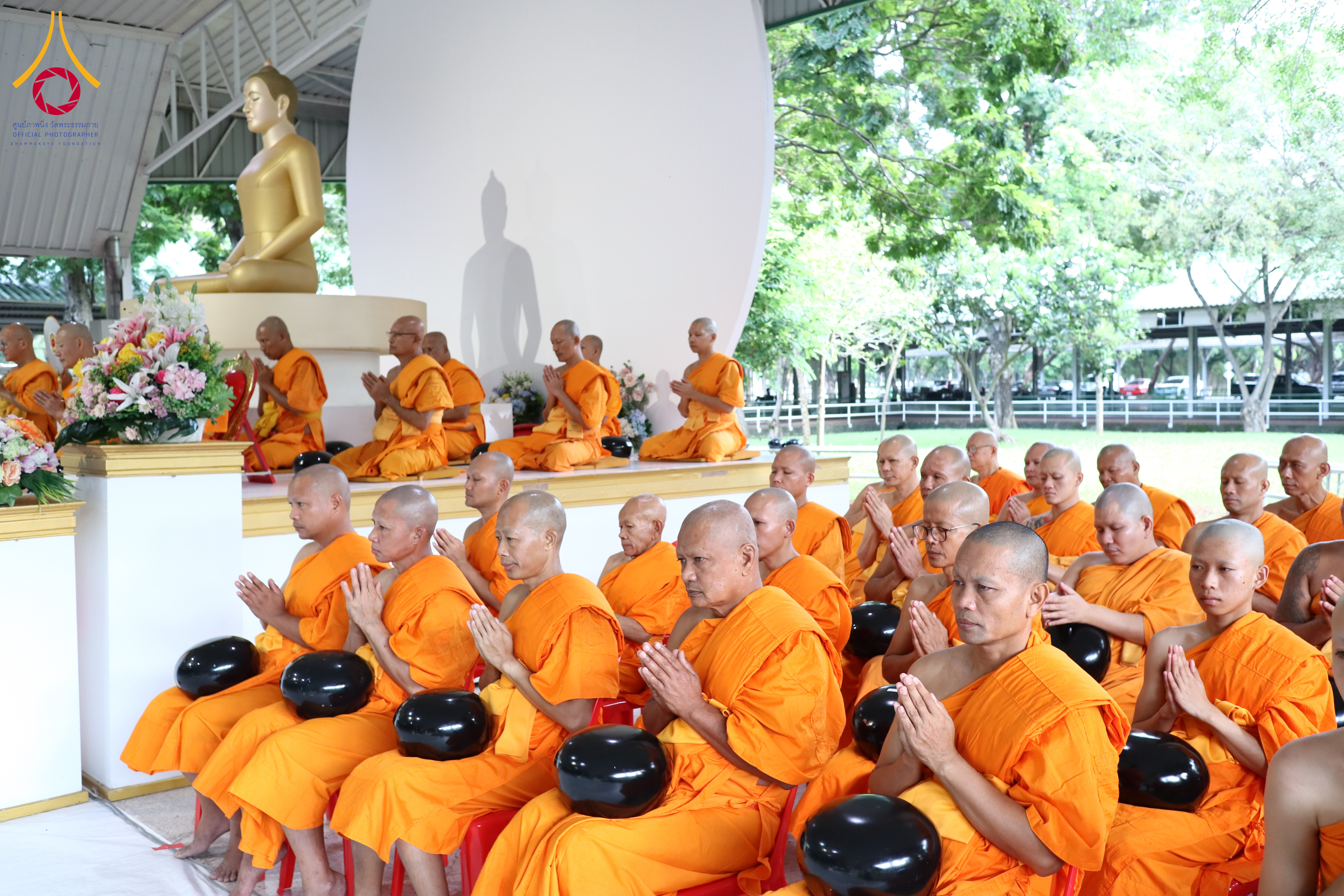 พิธีตักบาตรพระธรรมทายาท โครงการบวชพระนานาชาติ AEC และผู้นำพุทธโลก WAB
