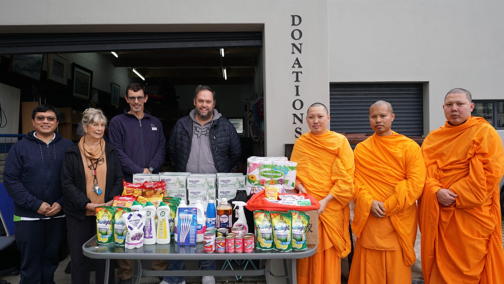 คณะสงฆ์จากวัดพุทธเคปทาวน์ ได้นำข้าวสาร อาหารแห้ง และของที่ใช้จำเป็น นำไปบริจาคให้กับมูลนิธิ St Luke’s Combined Hospices ศูนย์ดูแลผู้ป่วยระยะสุดท้าย