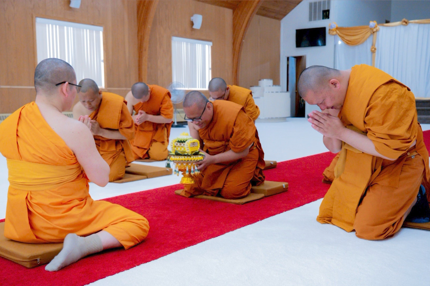 คณะสงฆ์วัดพระธรรมกายมินเนโซตา ทำวัตรพระผู้ใหญ่เนื่องในเทศกาลเข้าพรรษา