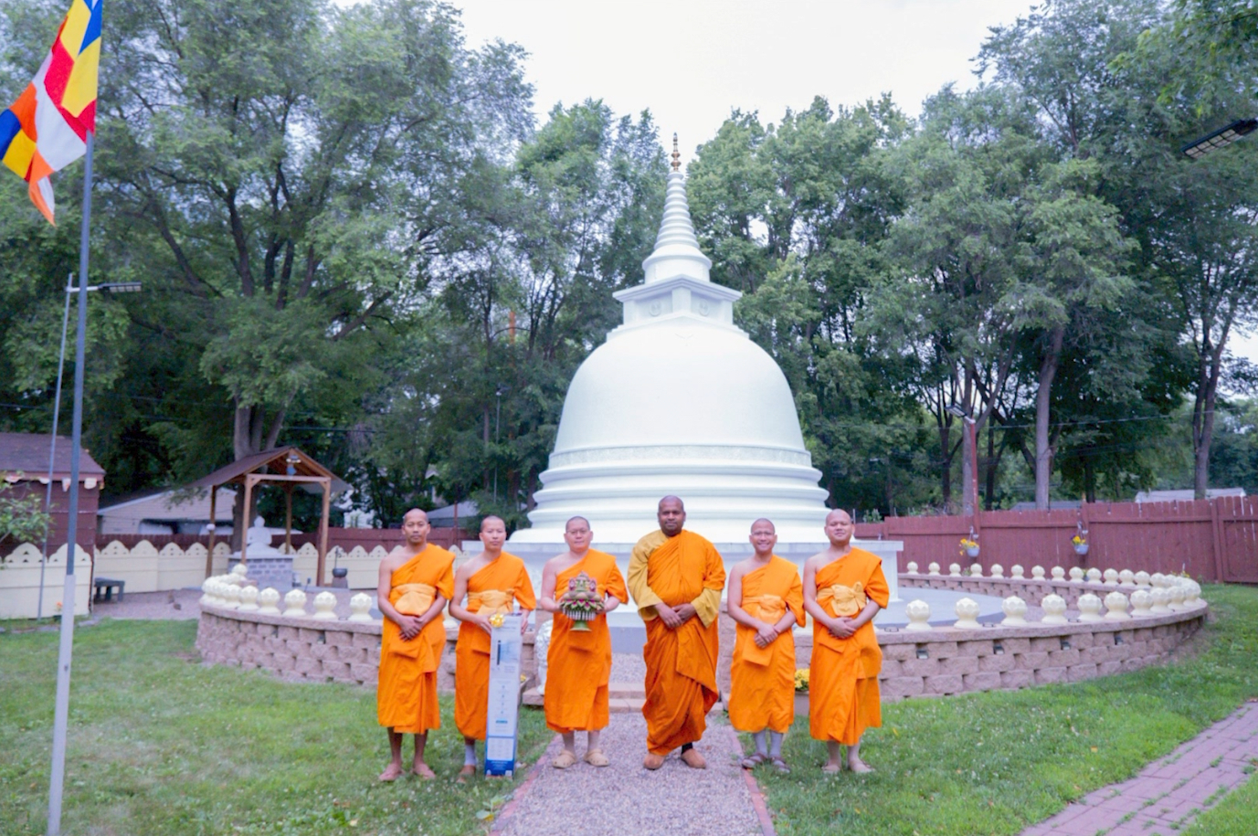 คณะสงฆ์วัดพระธรรมกายมินเนโซตา ทำวัตรพระผู้ใหญ่เนื่องในเทศกาลเข้าพรรษา
