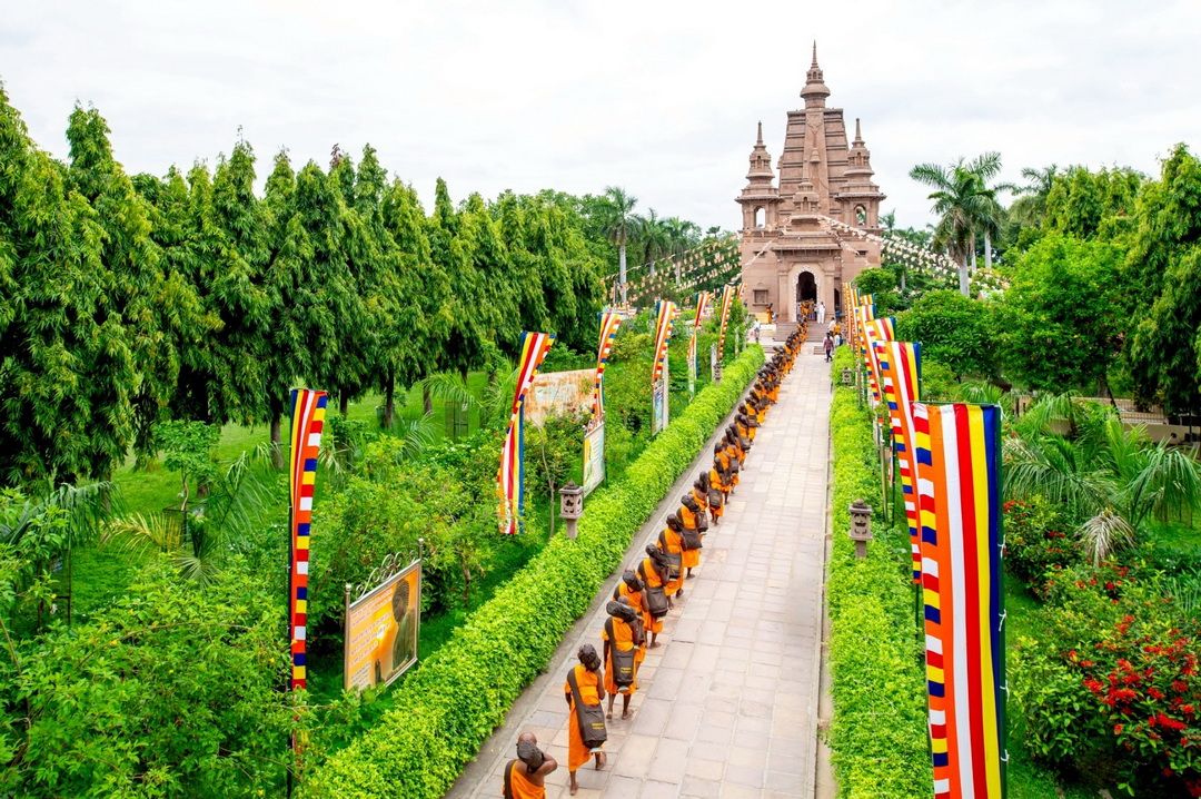 Mass ordination for 300 novices in India