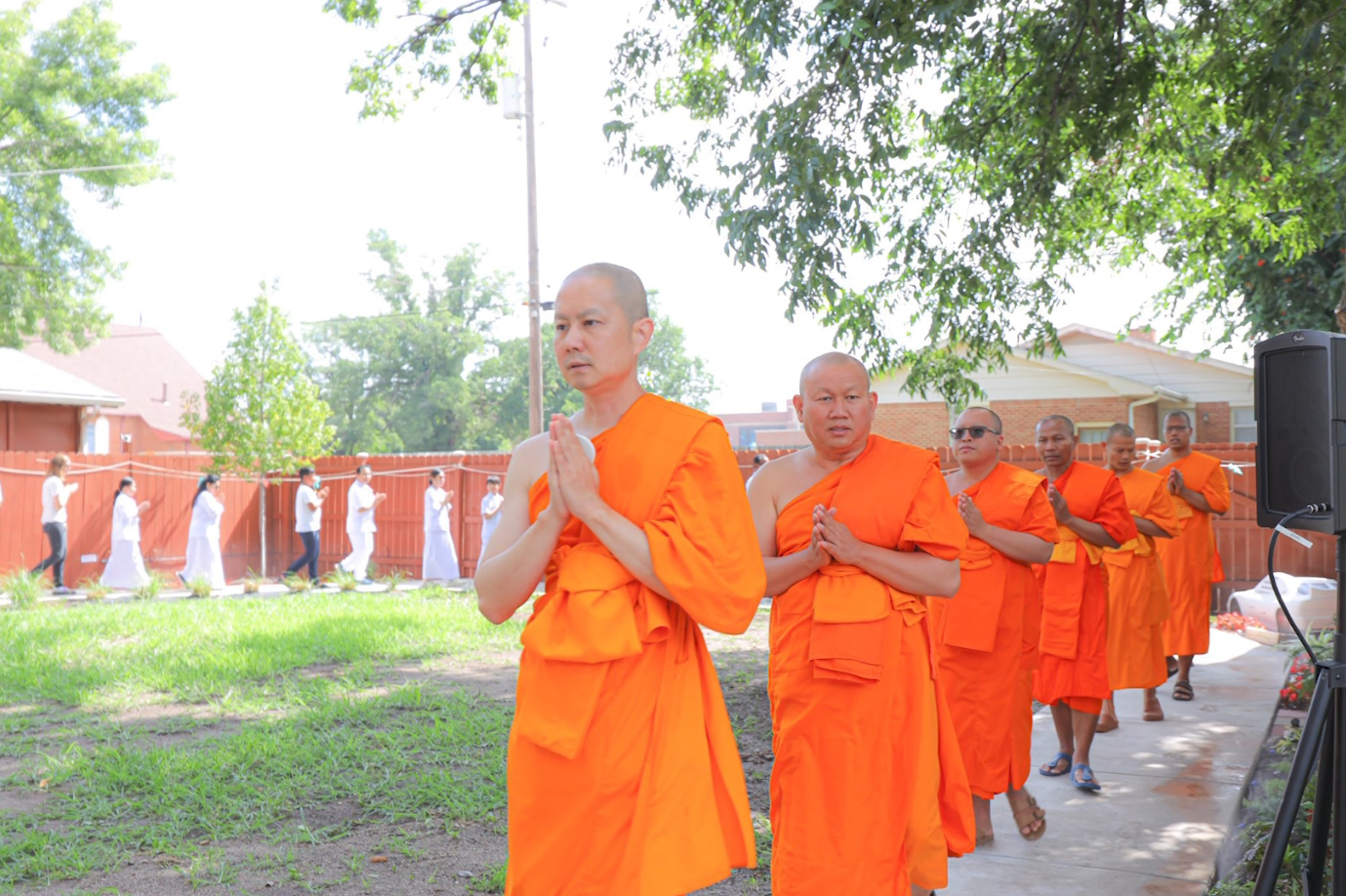 เดินเวียนประทักษิณรอบพื้นที่ ที่ดินใหม่