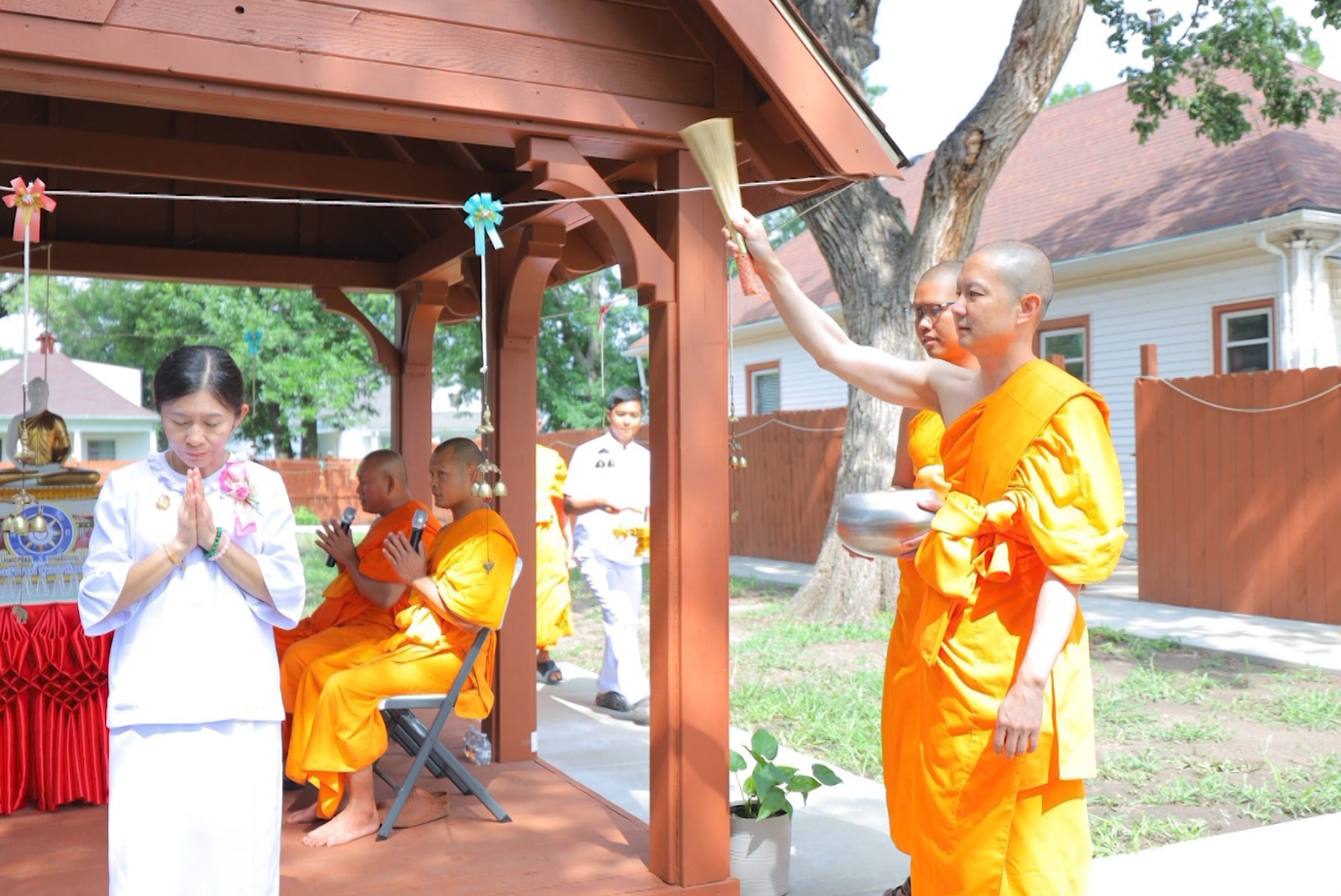 ท่านประธานสงฆ์ได้ประพรมน้ำมนต์ทั่วทิศทั้งแปด