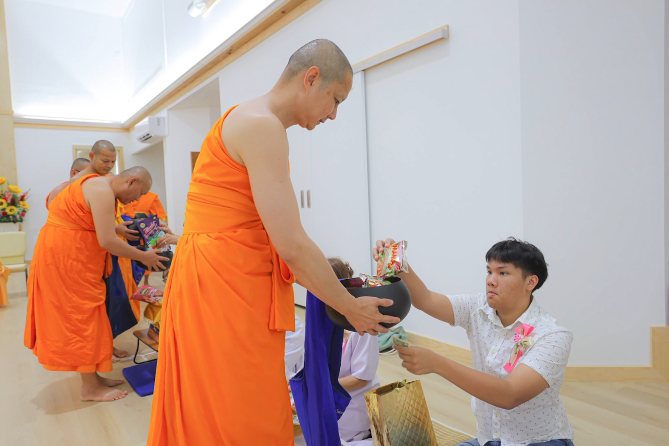 ร่วมกันตักบาตรแด่คณะสงฆ์