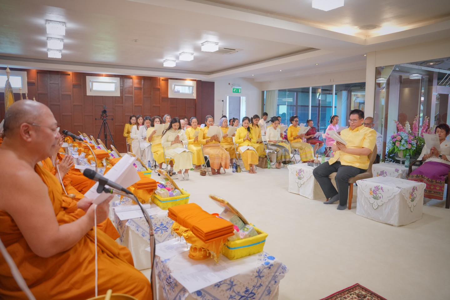 HM the King offers monks’ robes and necessities to Wat Phra Dhammakaya-Bavaria