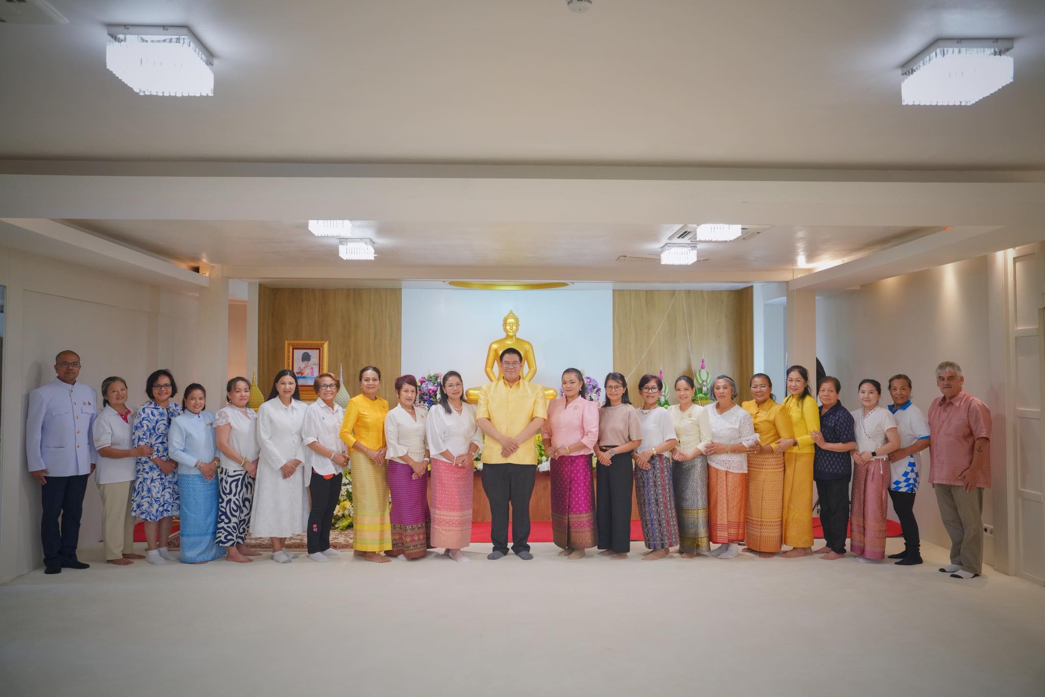 HM the King offers monks’ robes and necessities to Wat Phra Dhammakaya-Bavaria