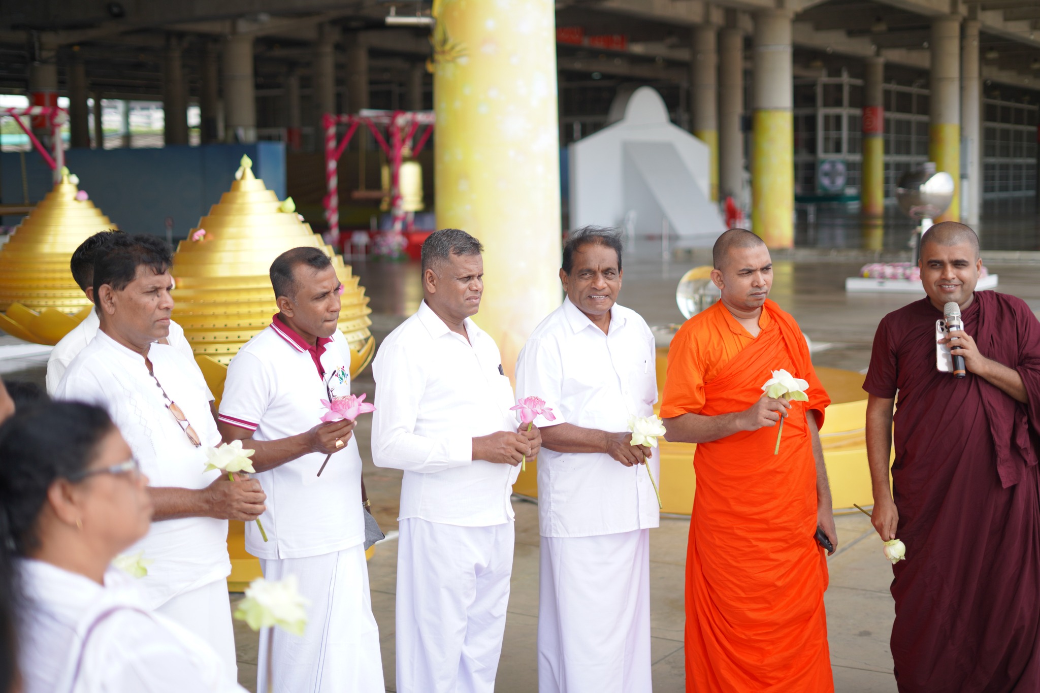 คณะสงฆ์และชาวศรีลังกา เดินทางมาเยี่ยมชมวัดพระธรรมกาย