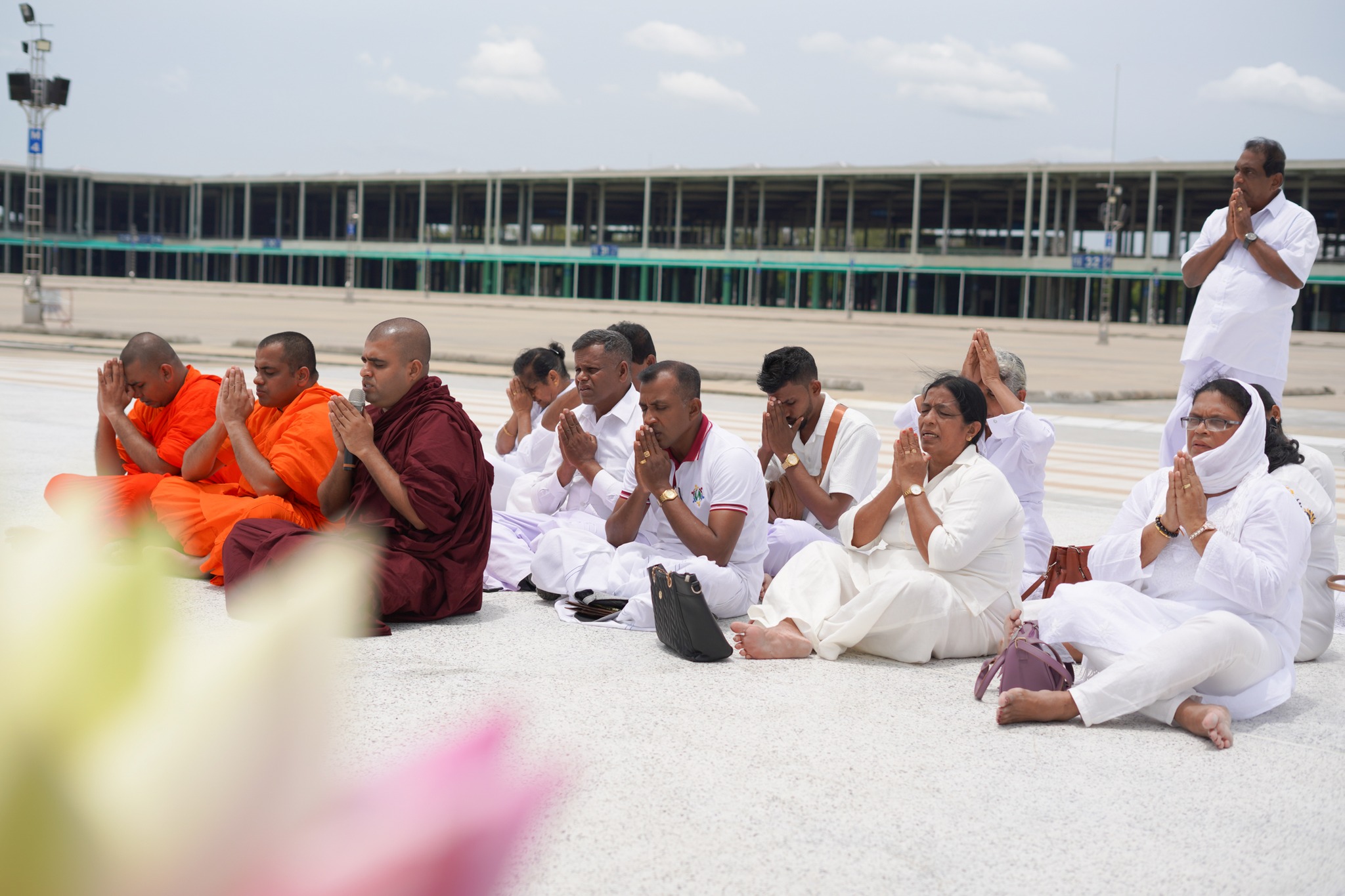 คณะสงฆ์และชาวศรีลังกา เดินทางมาเยี่ยมชมวัดพระธรรมกาย